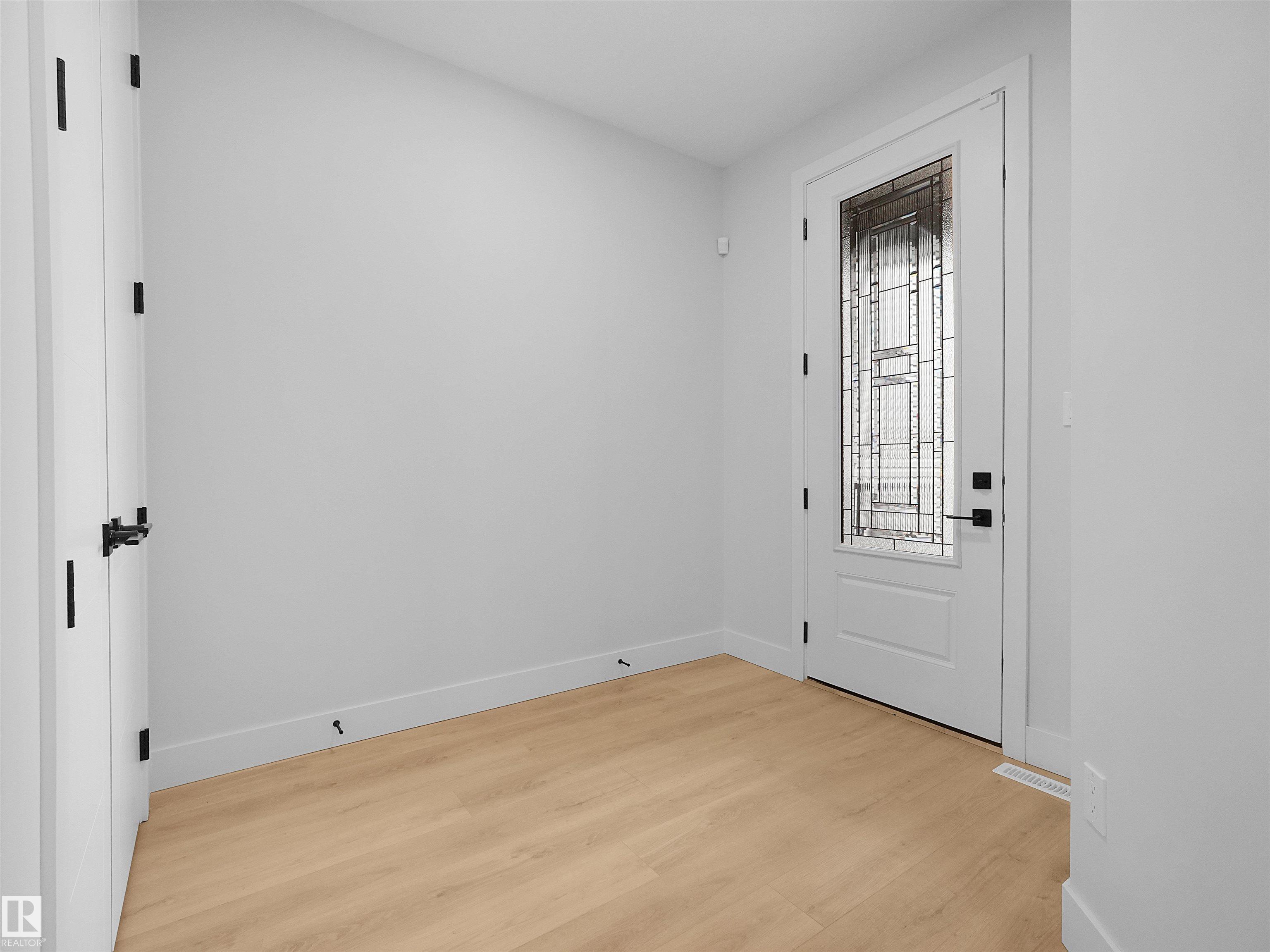 https://zimg.paragon.ice.com/ParagonImages/Property/PM/RAE/225398963/9/0/0/f3a295b0af5129ec8aa1277ca7fb38a1/1/c7f023362c64b59ba2a5b0cf1b9c69dd/225398963-c7b1fb47-4423-4353-a92a-430c8c9daf27.JPG
