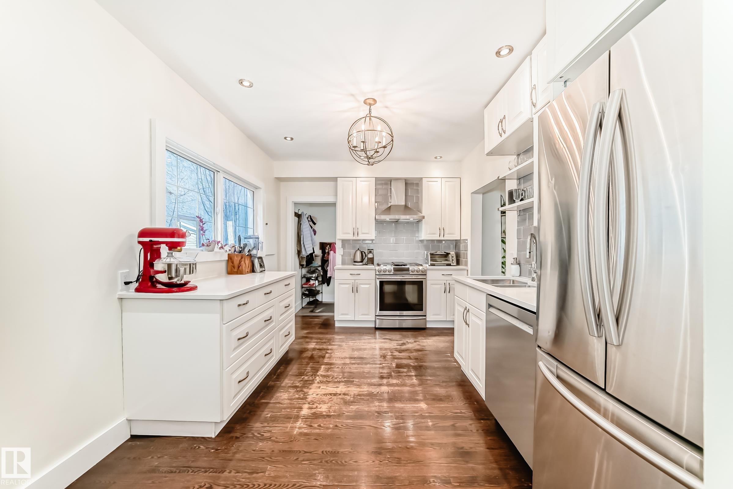 https://zimg.paragon.ice.com/ParagonImages/Property/PM/RAE/225398990/6/0/0/3e05296d73b4e6d8678ca93c48eef248/1/9f60fb73f4cc4db5bb422d87d43035e9/225398990-935df064-c8ab-4516-a1af-275a163b9896.JPG