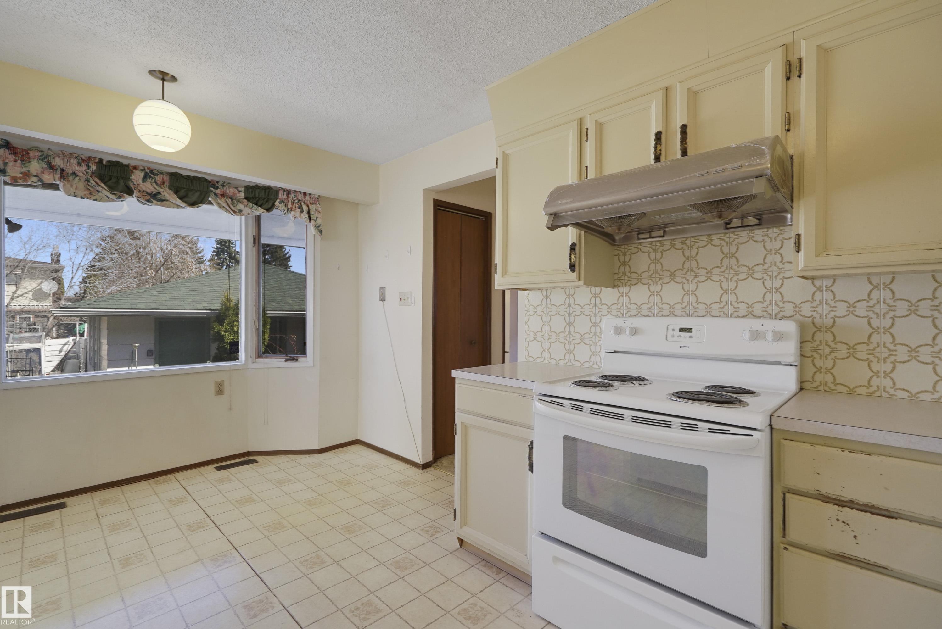https://zimg.paragon.ice.com/ParagonImages/Property/PM/RAE/225398991/14/0/0/fe5c48fb20e473710a58f5a1ec286ff1/1/83127b6dd2ee28390d858d7d8f267c80/225398991-ed266984-7875-45bc-969e-68842bbf32ee.JPG