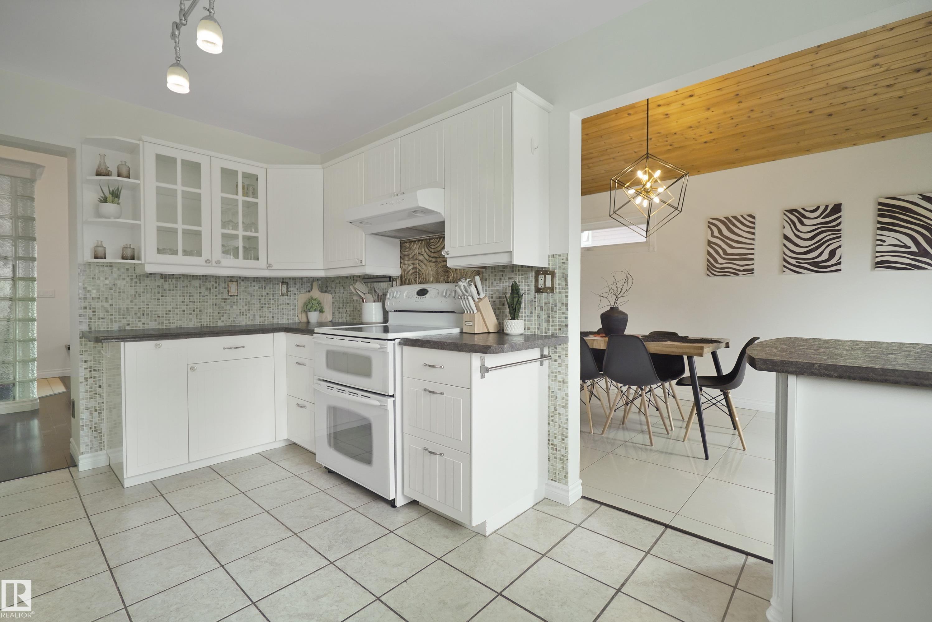 https://zimg.paragon.ice.com/ParagonImages/Property/PM/RAE/225398996/11/0/0/c03b4838affa1208884269f352bcb700/1/d1e4856d75d758526a2a2ce3cacb921e/225398996-c368eb30-701c-4afb-bc93-b69501f52771.JPG