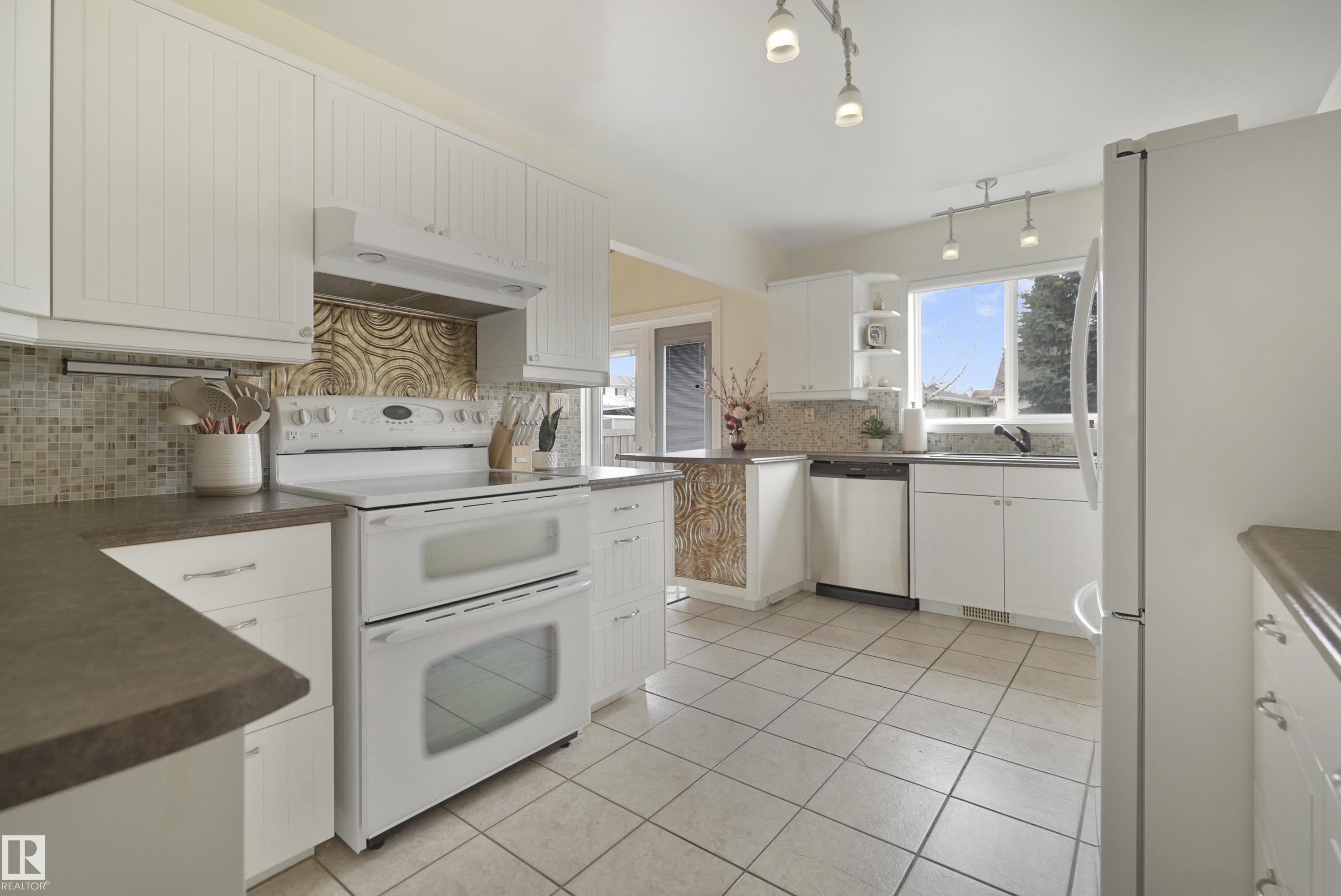 https://zimg.paragon.ice.com/ParagonImages/Property/PM/RAE/225398996/12/0/0/f27e42c7f79ea832b204b32732d87a2b/1/d1e4856d75d758526a2a2ce3cacb921e/225398996-9580ff07-c680-4d88-aa61-9fbb3541c4a2.JPG