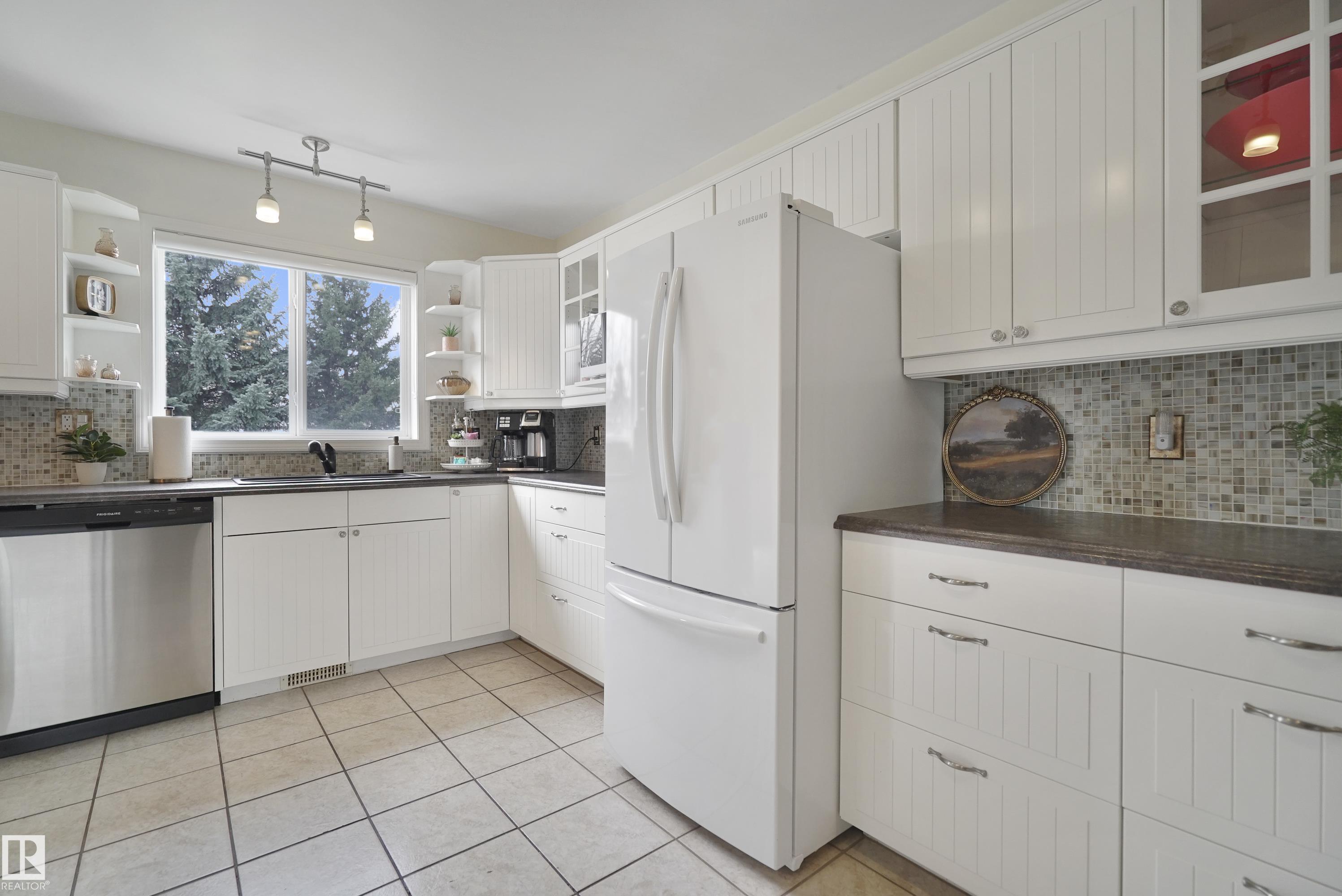 https://zimg.paragon.ice.com/ParagonImages/Property/PM/RAE/225398996/13/0/0/f25095d58505f3f249dd8e6e87097e22/1/d1e4856d75d758526a2a2ce3cacb921e/225398996-6bcb0e8f-9efe-4cd6-a847-263e49bb4973.JPG