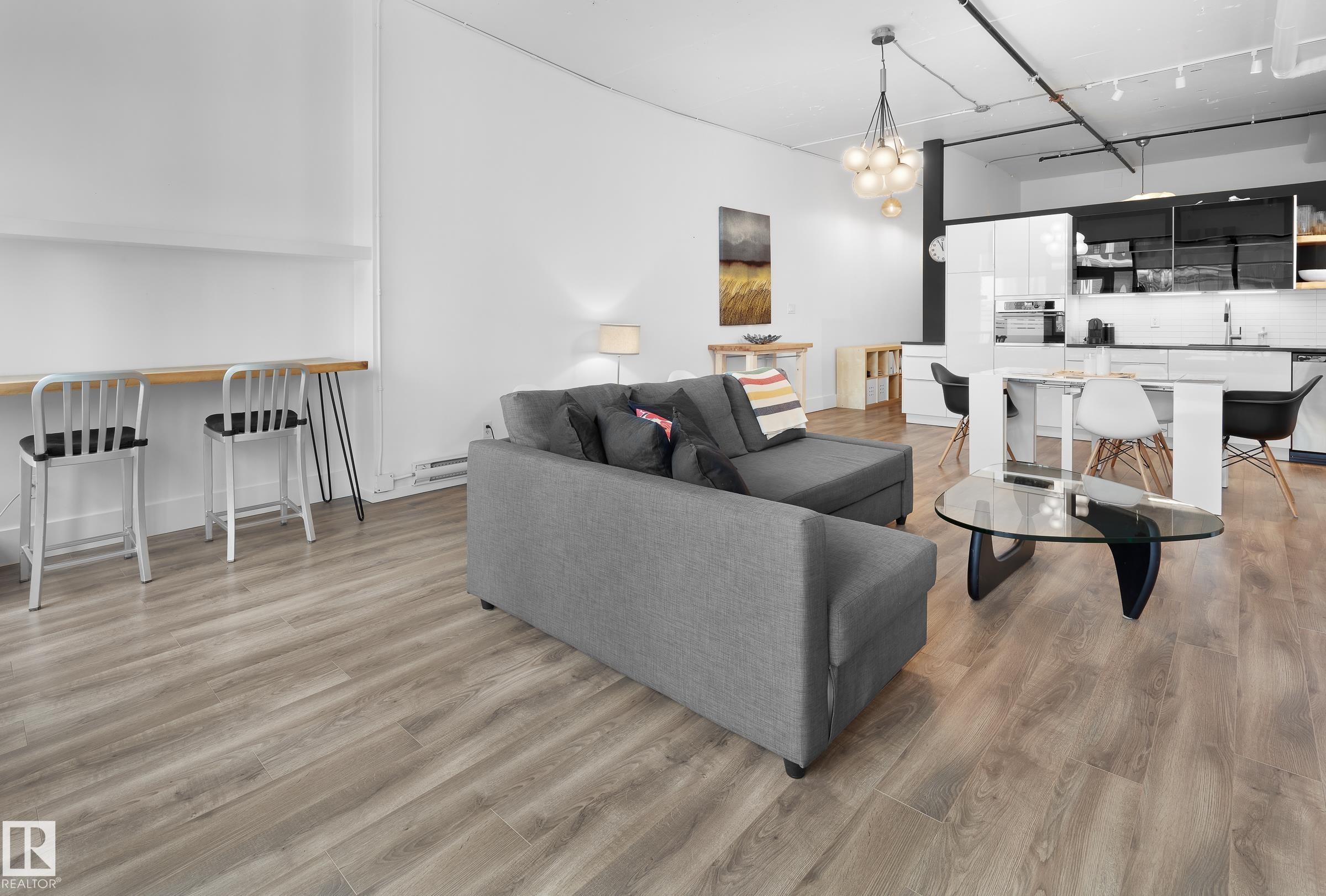 https://zimg.paragon.ice.com/ParagonImages/Property/PM/RAE/225399029/10/0/0/7a9e291b9a94215c54566b8c73102e99/1/157fa051e8cf0eea48e6418fdee27d81/225399029-bde1c53b-801d-419a-a479-43b096585cf8.JPG