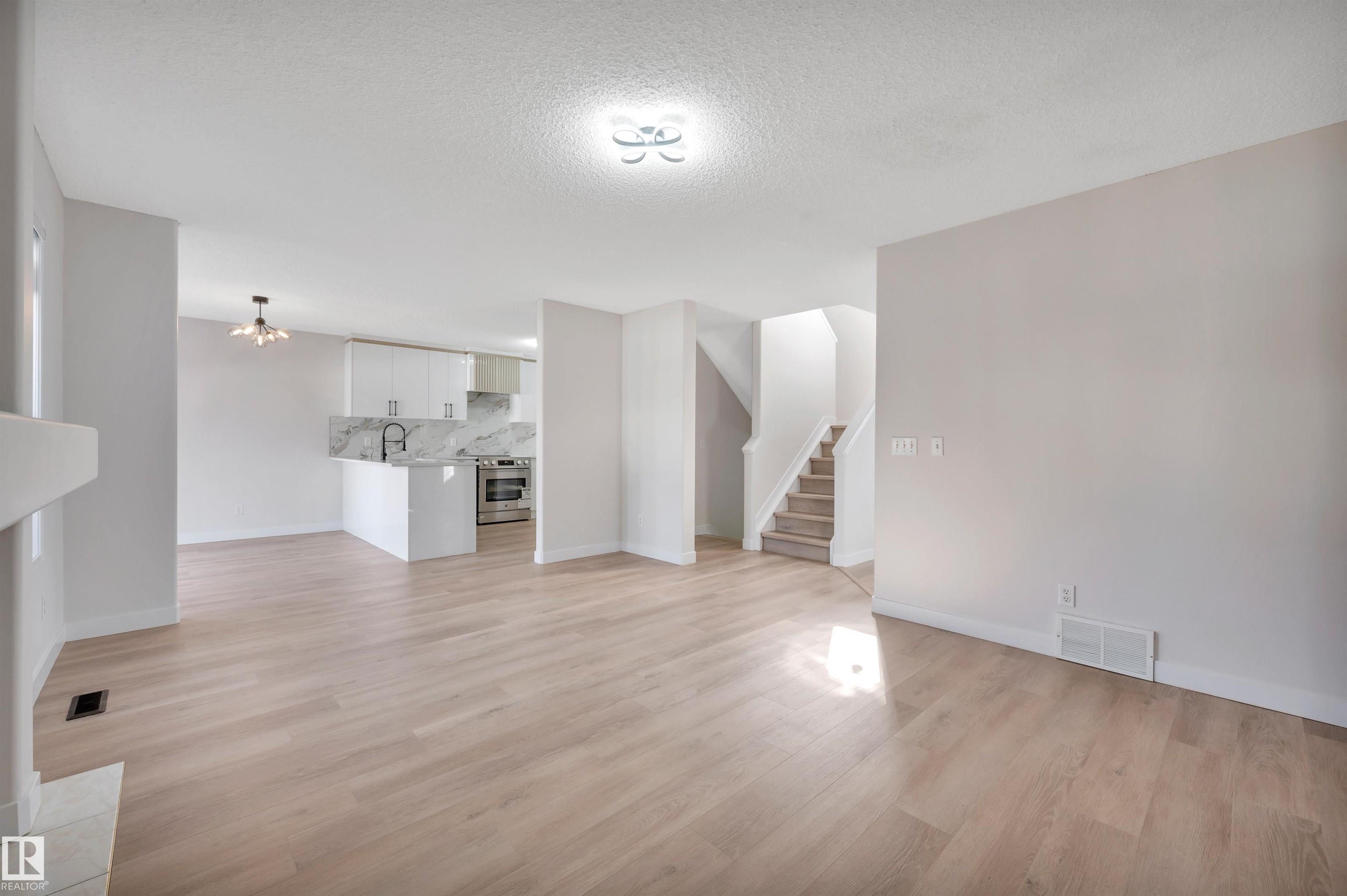 Photo 7 at 4124 37a Avenue NW, Kiniski Gardens, Edmonton