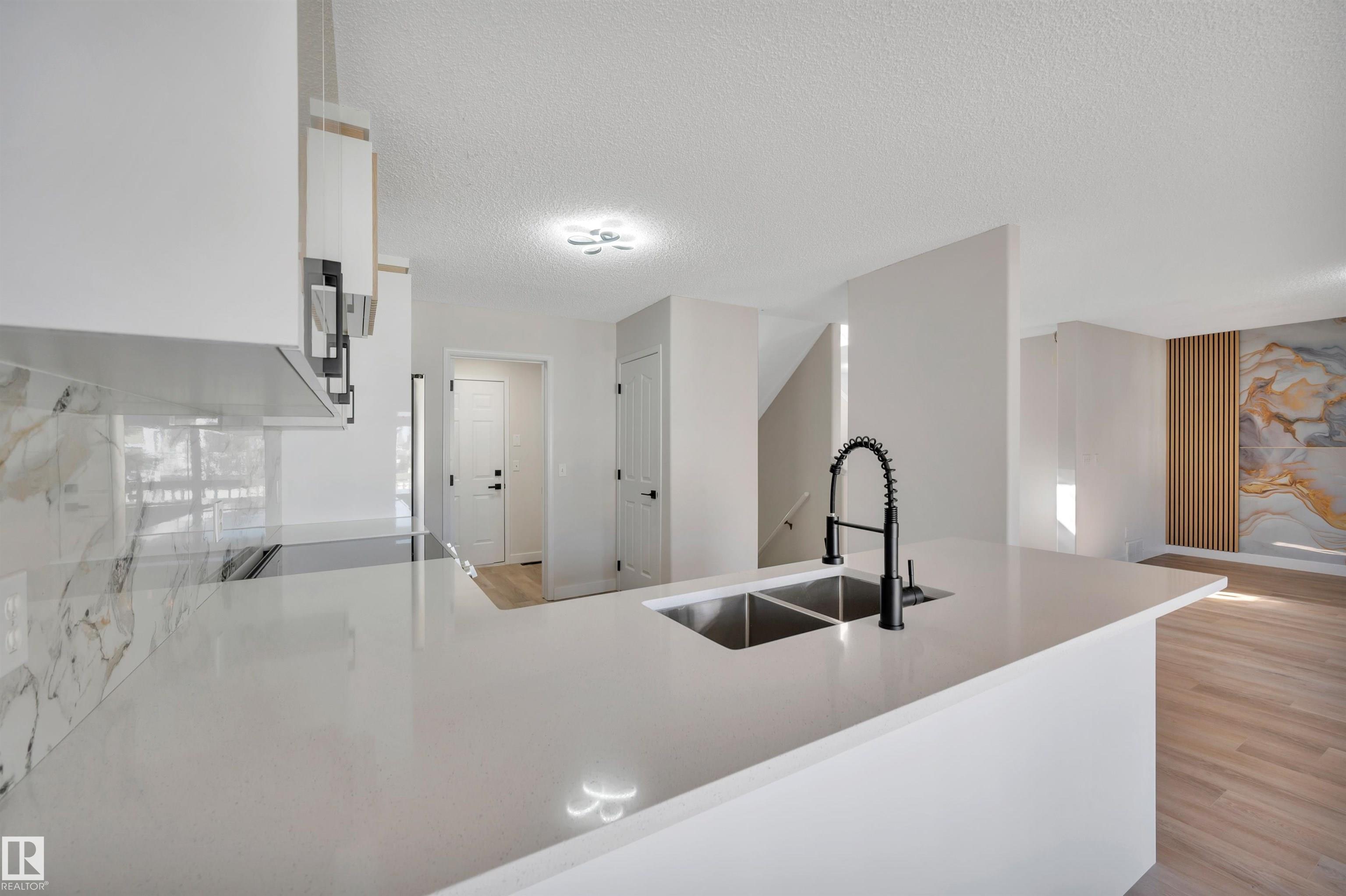 Photo 10 at 4124 37a Avenue NW, Kiniski Gardens, Edmonton