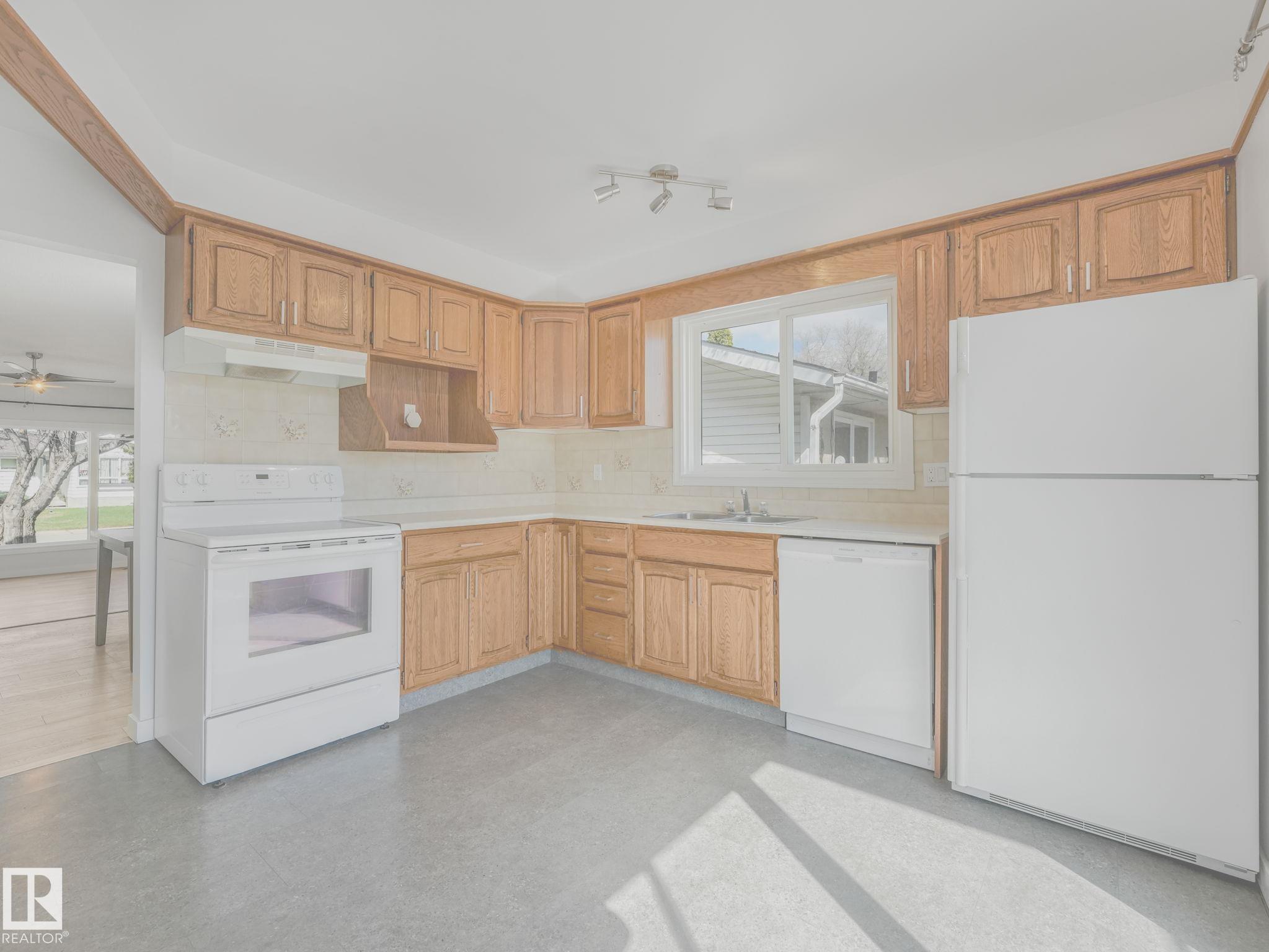 https://zimg.paragon.ice.com/ParagonImages/Property/PM/RAE/225399226/11/0/0/1c882de048f5828e2d92c3fe62578f2f/1/7e9bd31a09d3377cc625da127864e313/225399226-f03e7ef6-0766-4d83-9cc3-7e9a21196179.JPG
