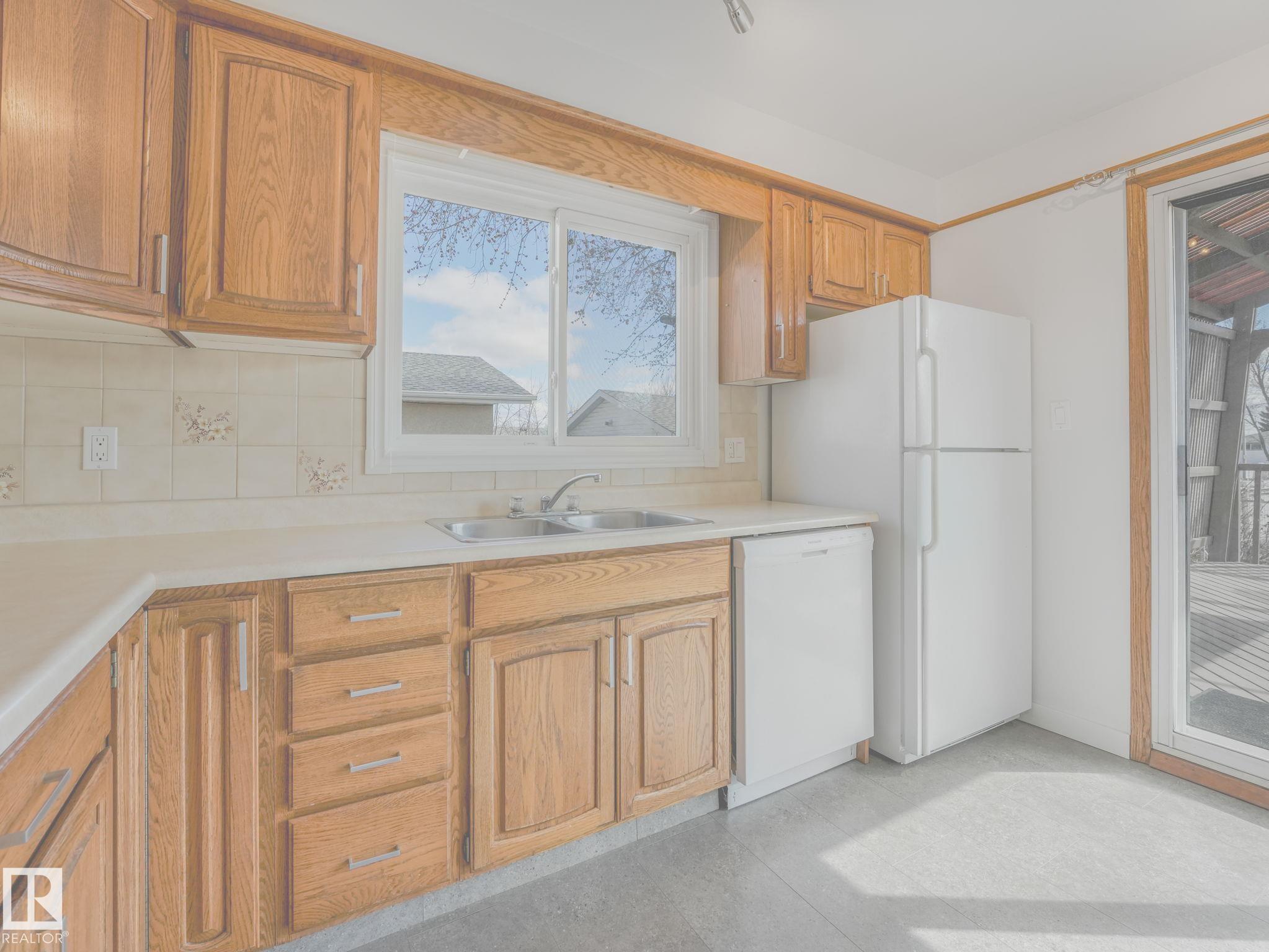 https://zimg.paragon.ice.com/ParagonImages/Property/PM/RAE/225399226/14/0/0/ad082abfe94afa16f27db0ed17c473b5/1/7e9bd31a09d3377cc625da127864e313/225399226-3cfe0517-4915-46c7-9da4-ce62d51ef529.JPG