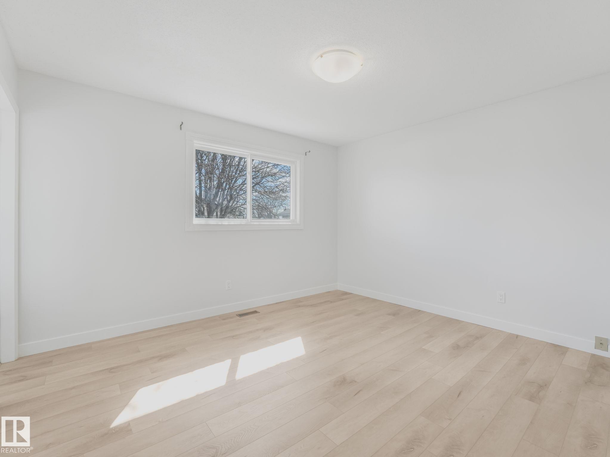 https://zimg.paragon.ice.com/ParagonImages/Property/PM/RAE/225399226/18/0/0/8167d961414a7ca49c0eefa6bfbe6c0f/1/7e9bd31a09d3377cc625da127864e313/225399226-e79da4e6-6618-48b0-b251-a7b150d9140b.JPG