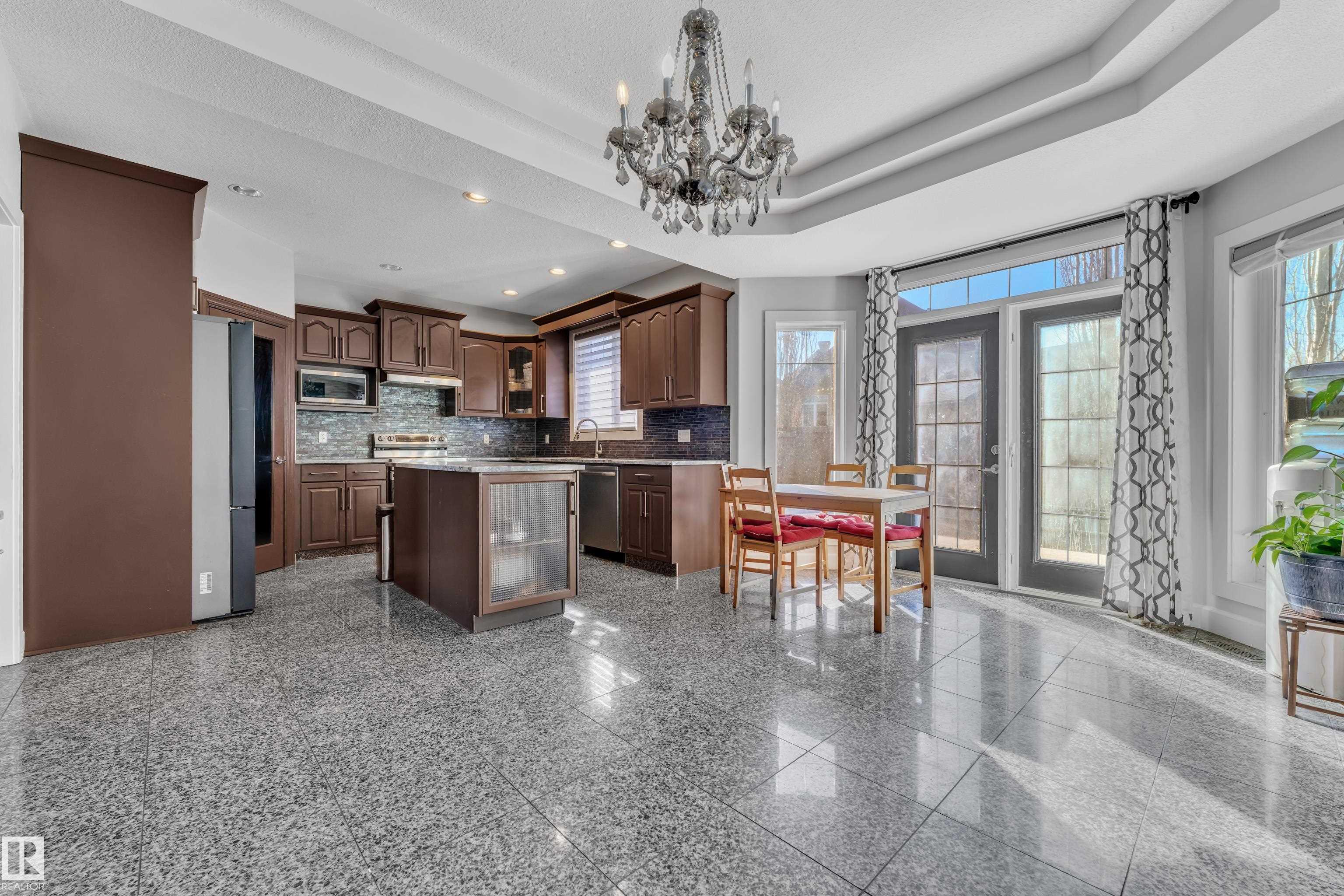 https://zimg.paragon.ice.com/ParagonImages/Property/PM/RAE/225399260/19/0/0/ad6c3d872c1500789b20eea85927262f/1/78617db120918e7151613aa1fa0adb0a/225399260-7c12c777-1005-4150-bc33-7f127a6f5903.JPG