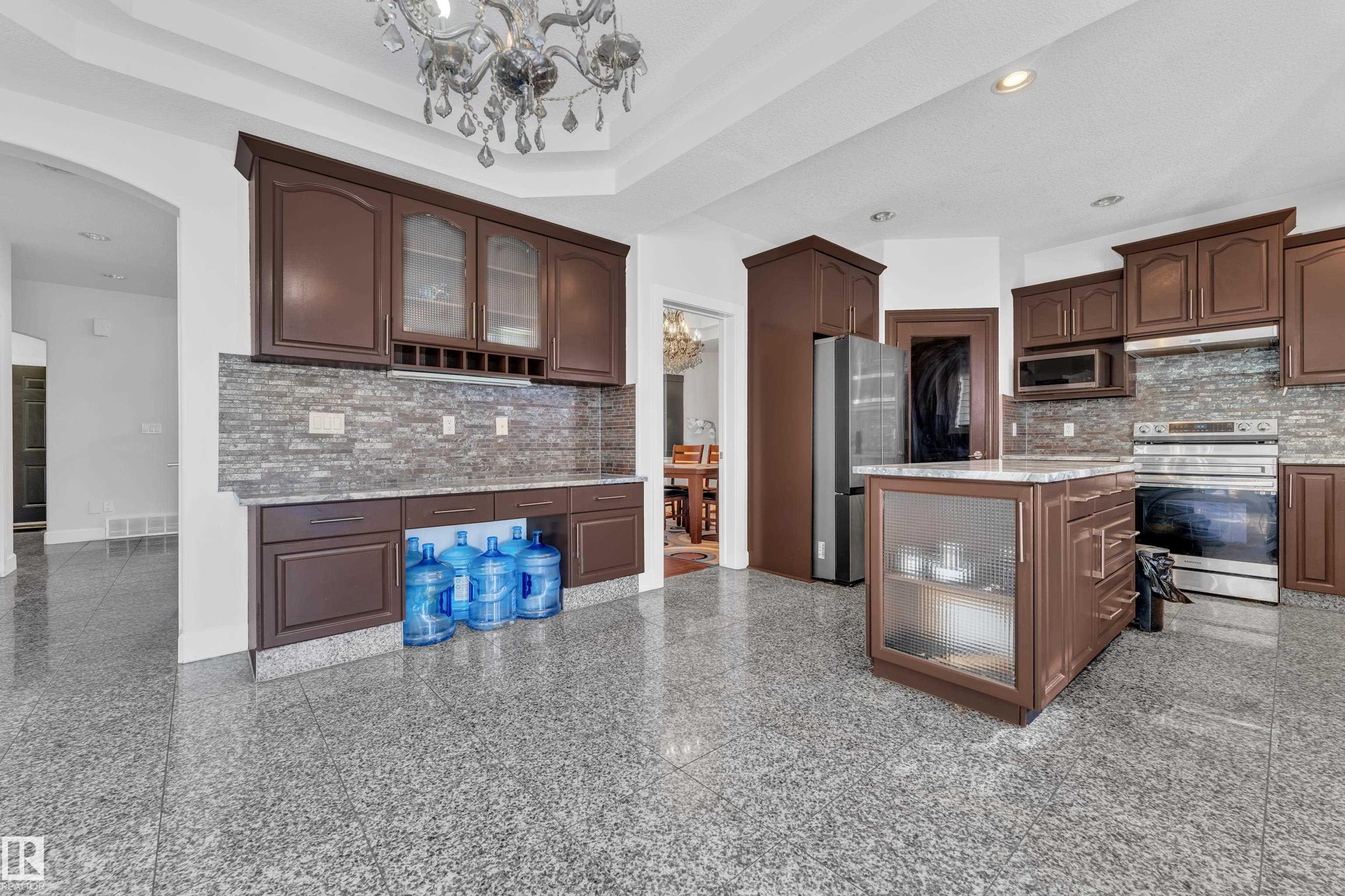 https://zimg.paragon.ice.com/ParagonImages/Property/PM/RAE/225399260/20/0/0/a7dbc26921d135c54d765684b8b4b181/1/78617db120918e7151613aa1fa0adb0a/225399260-0242325f-cf9a-474e-a1cf-559219d055e9.JPG