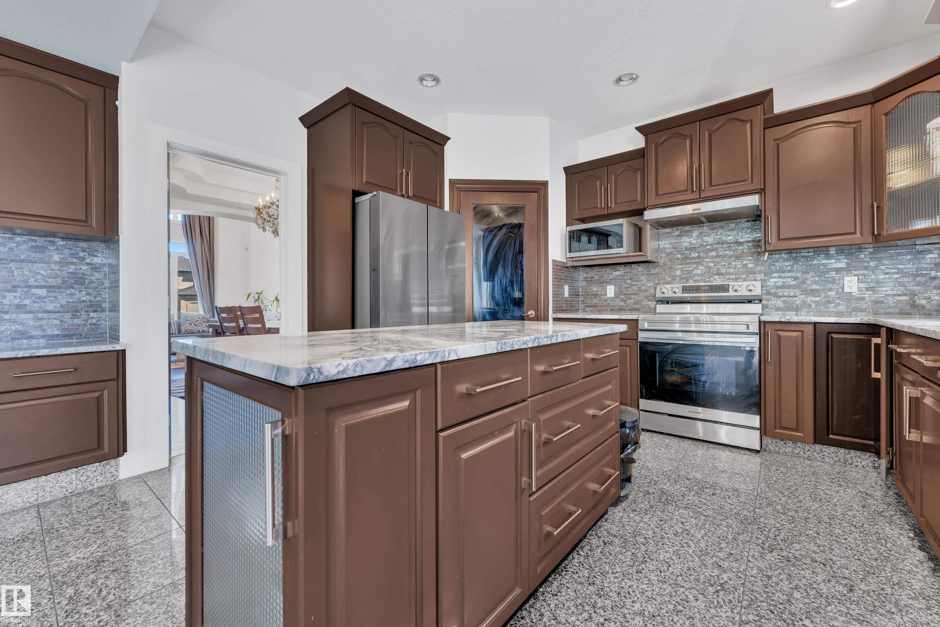 https://zimg.paragon.ice.com/ParagonImages/Property/PM/RAE/225399260/22/0/0/7a8afe5a7e846dfb67b33f1b1856b2c3/1/78617db120918e7151613aa1fa0adb0a/225399260-cc63b894-6c8e-4979-8f73-504babeeaebc.JPG