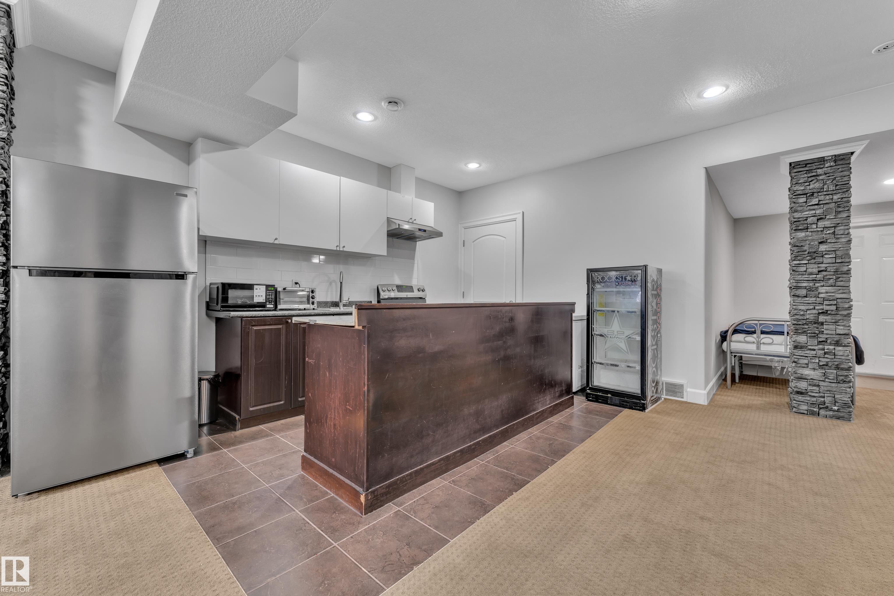 https://zimg.paragon.ice.com/ParagonImages/Property/PM/RAE/225399260/46/0/0/6168987b2c9525c5522c75417c8d632d/1/78617db120918e7151613aa1fa0adb0a/225399260-d56a0c53-c997-4e75-a57b-a074af8dc6bb.JPG