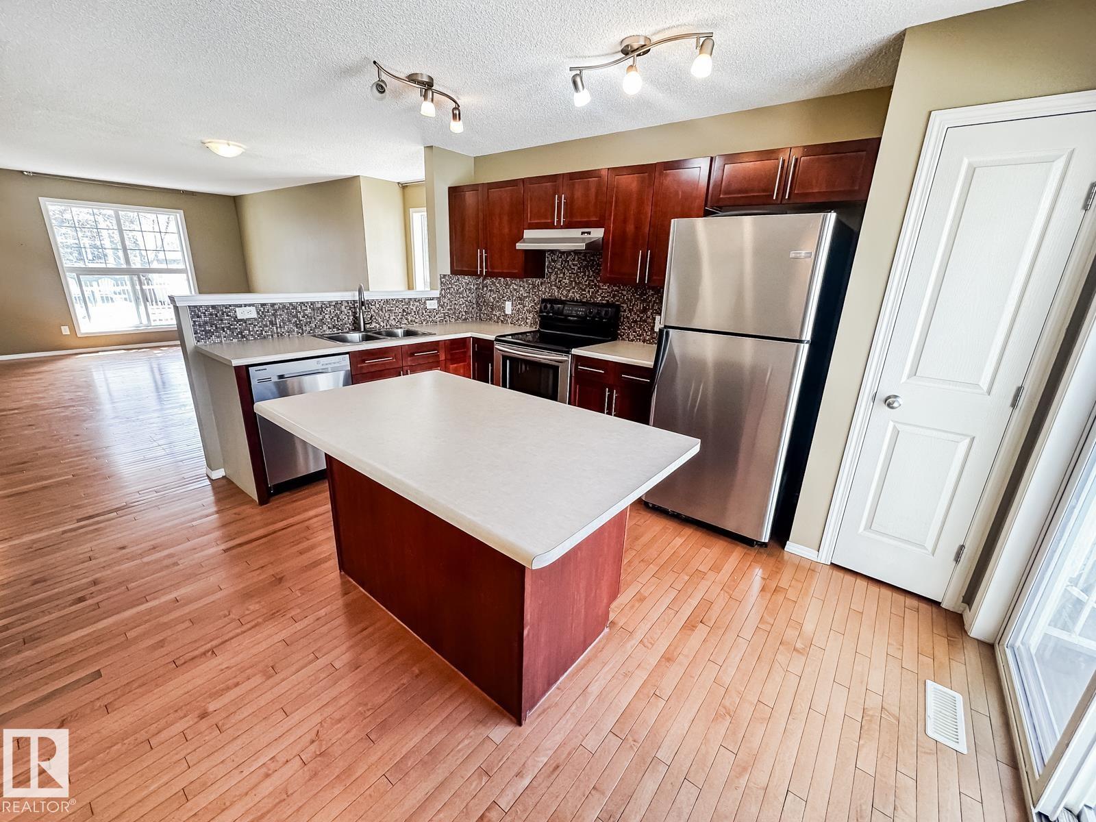 https://zimg.paragon.ice.com/ParagonImages/Property/PM/RAE/225399282/21/0/0/d52bd57b204b9533c4c787815b90506a/1/f14ef88badddd0671268d5e59a6d2552/225399282-a934beec-3dda-40b0-ba8a-e4f6751d2f08.JPG
