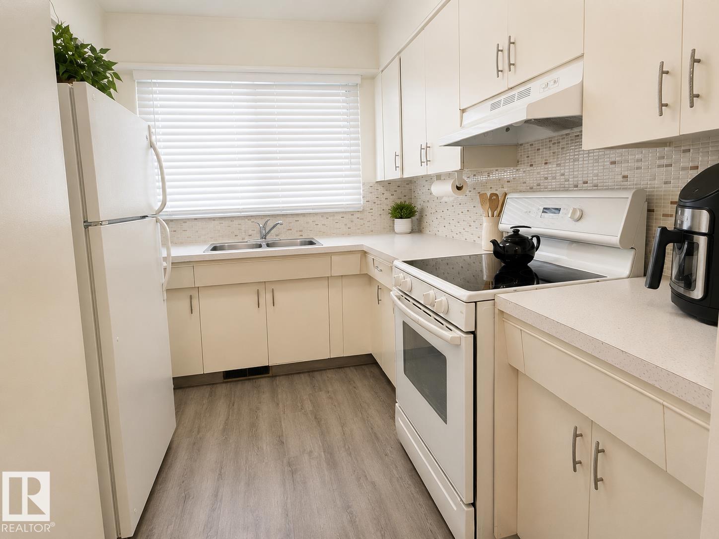 5712 101 Avenue NW, Fulton Place, Edmonton