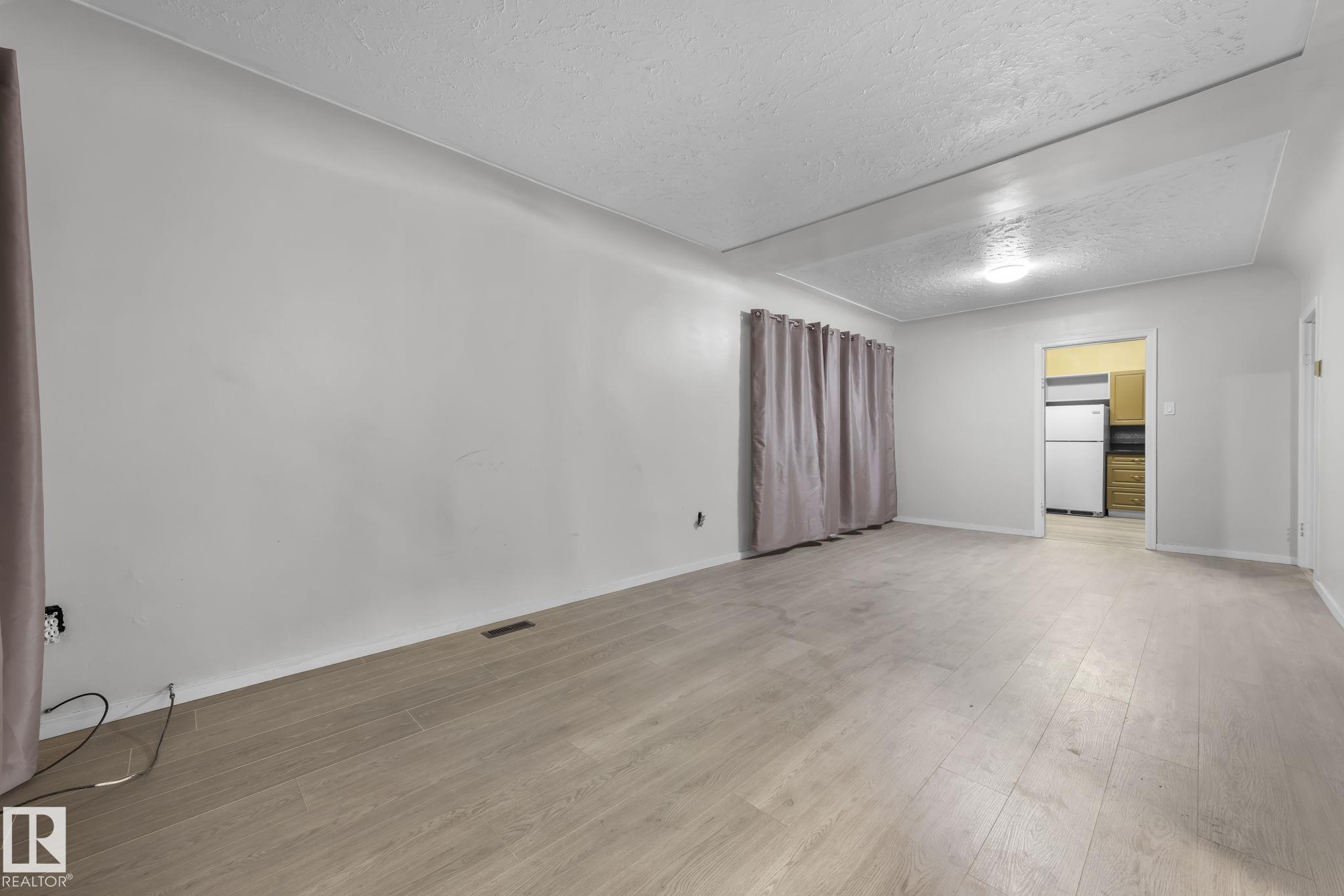 https://zimg.paragon.ice.com/ParagonImages/Property/PM/RAE/225399291/21/0/0/f6d8ca32bd01f23477e70cfe910e709a/1/4c68f971a78c9ec0d6a886729da618c9/225399291-1b89d080-b02f-483d-9b95-f89ea9c39c43.JPG