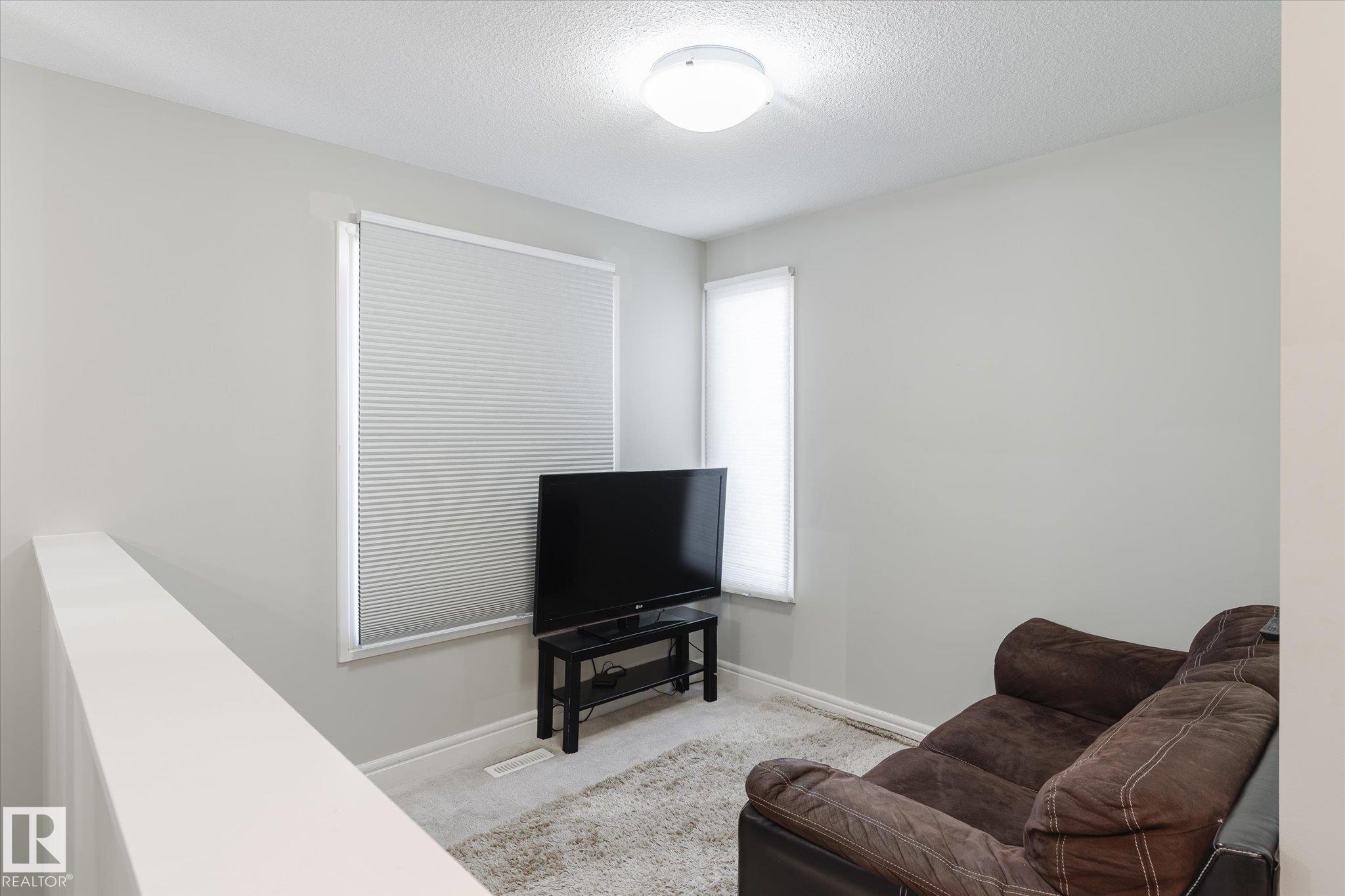 https://zimg.paragon.ice.com/ParagonImages/Property/PM/RAE/225399359/19/0/0/d48da37dec06d889a8fcc2792f8956f1/1/27e5dfb306e4e7c4e585e4d453959253/225399359-8E85B394-EFDB-45DA-91FF-D65316D53CEC.JPG