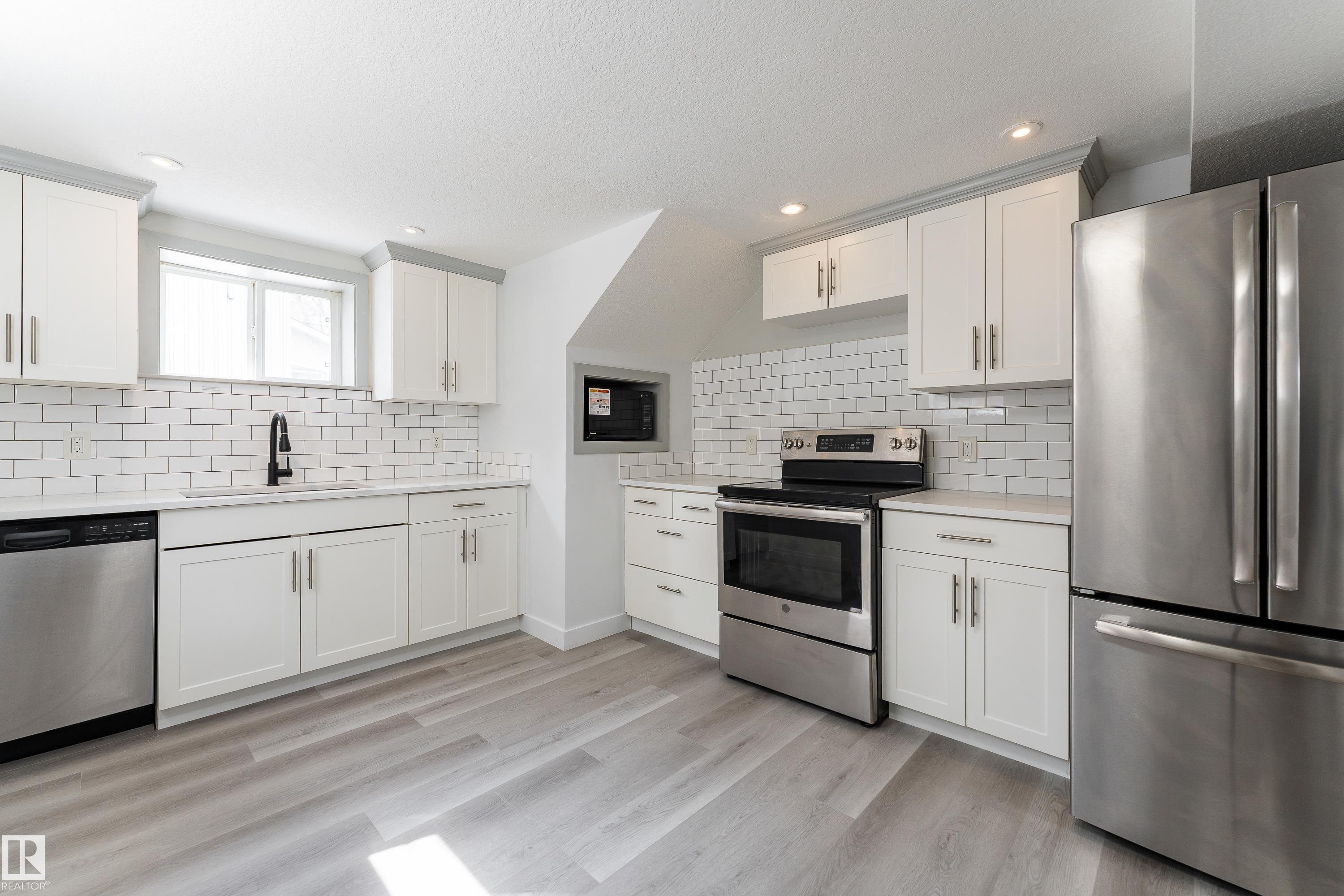 https://zimg.paragon.ice.com/ParagonImages/Property/PM/RAE/225399362/27/0/0/313ef2e67e0505bb7c952e0ed9617217/1/4dcb15ca369960decdf701a681f8ae29/225399362-b6f3bbca-b621-4b58-af63-4adb675989b0.JPG