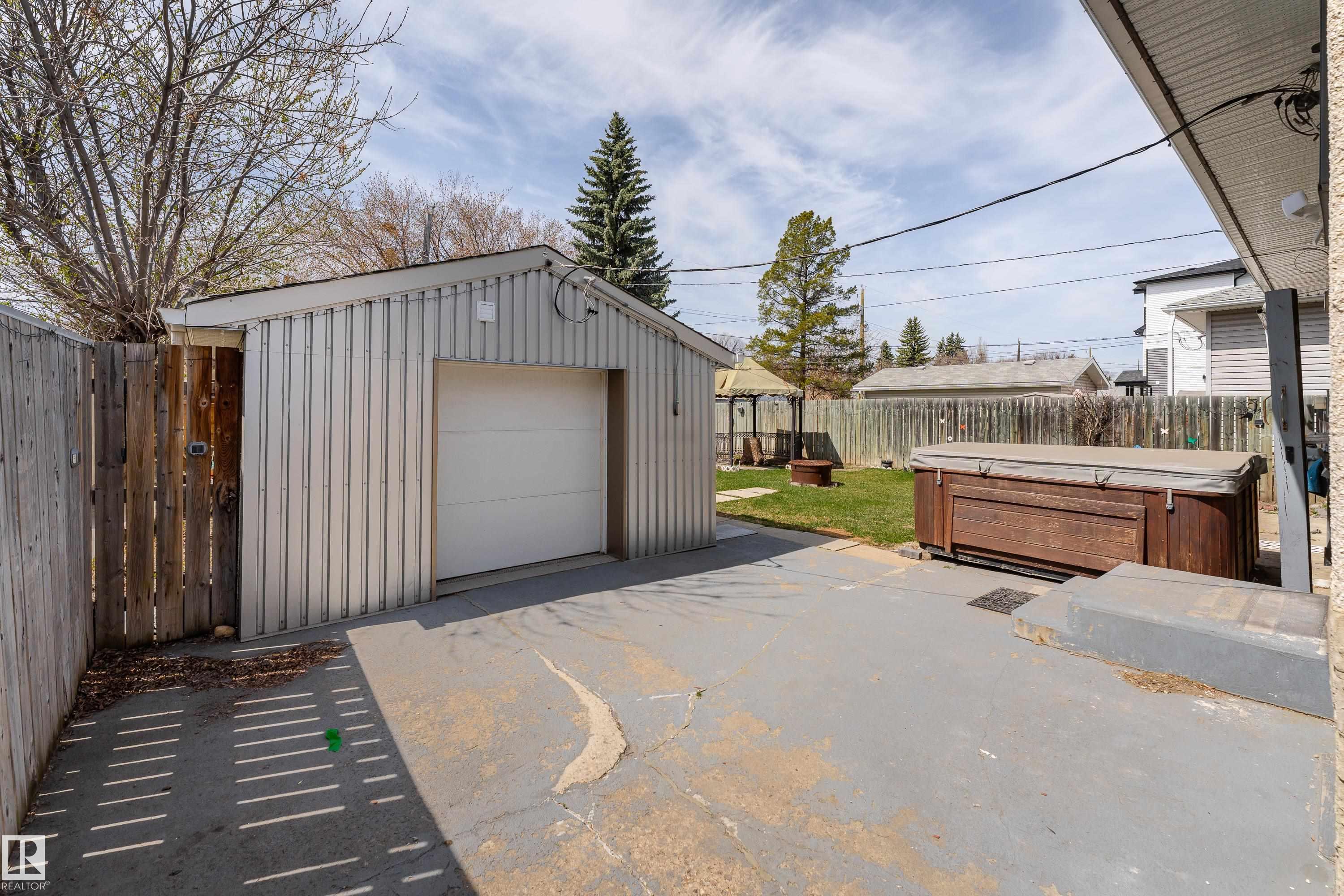 https://zimg.paragon.ice.com/ParagonImages/Property/PM/RAE/225399362/44/0/0/9d040e3d724ebb4c0f4cc059872f97f3/1/4dcb15ca369960decdf701a681f8ae29/225399362-f4b5161c-ba3a-4f25-9646-85c806f49652.JPG