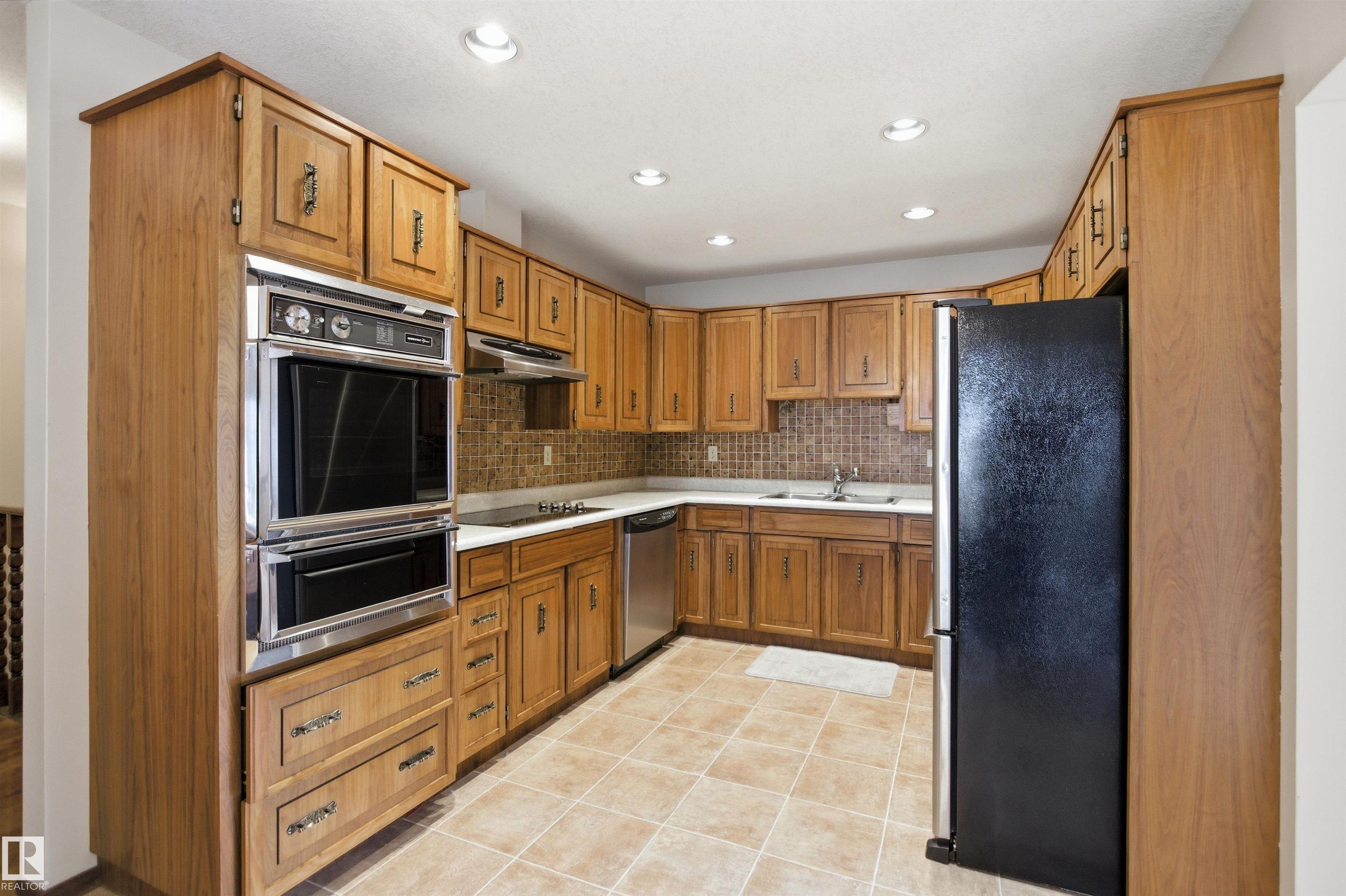 https://zimg.paragon.ice.com/ParagonImages/Property/PM/RAE/225399369/11/0/0/929f0a40e60deda17c1189423dbbeb07/1/b62939aa7da765661161a87e11f15367/225399369-bf87ad3b-b4cc-49e8-a8da-4dfc12300bcb.JPG