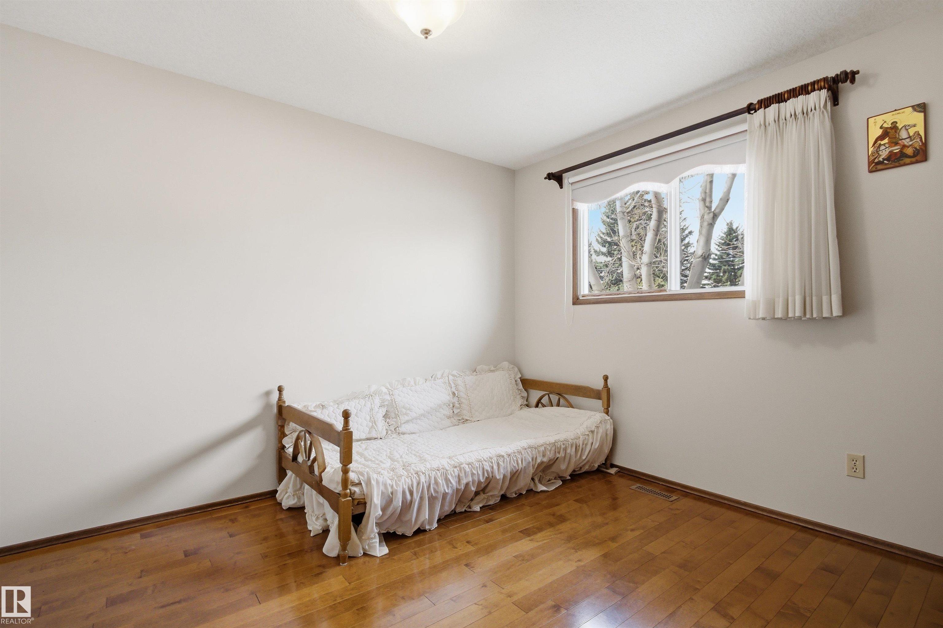 https://zimg.paragon.ice.com/ParagonImages/Property/PM/RAE/225399369/32/0/0/810bf02738c54059d810bc75c1c08c83/1/b62939aa7da765661161a87e11f15367/225399369-c0439def-80ff-4682-bc33-e68b73a1bcb0.JPG