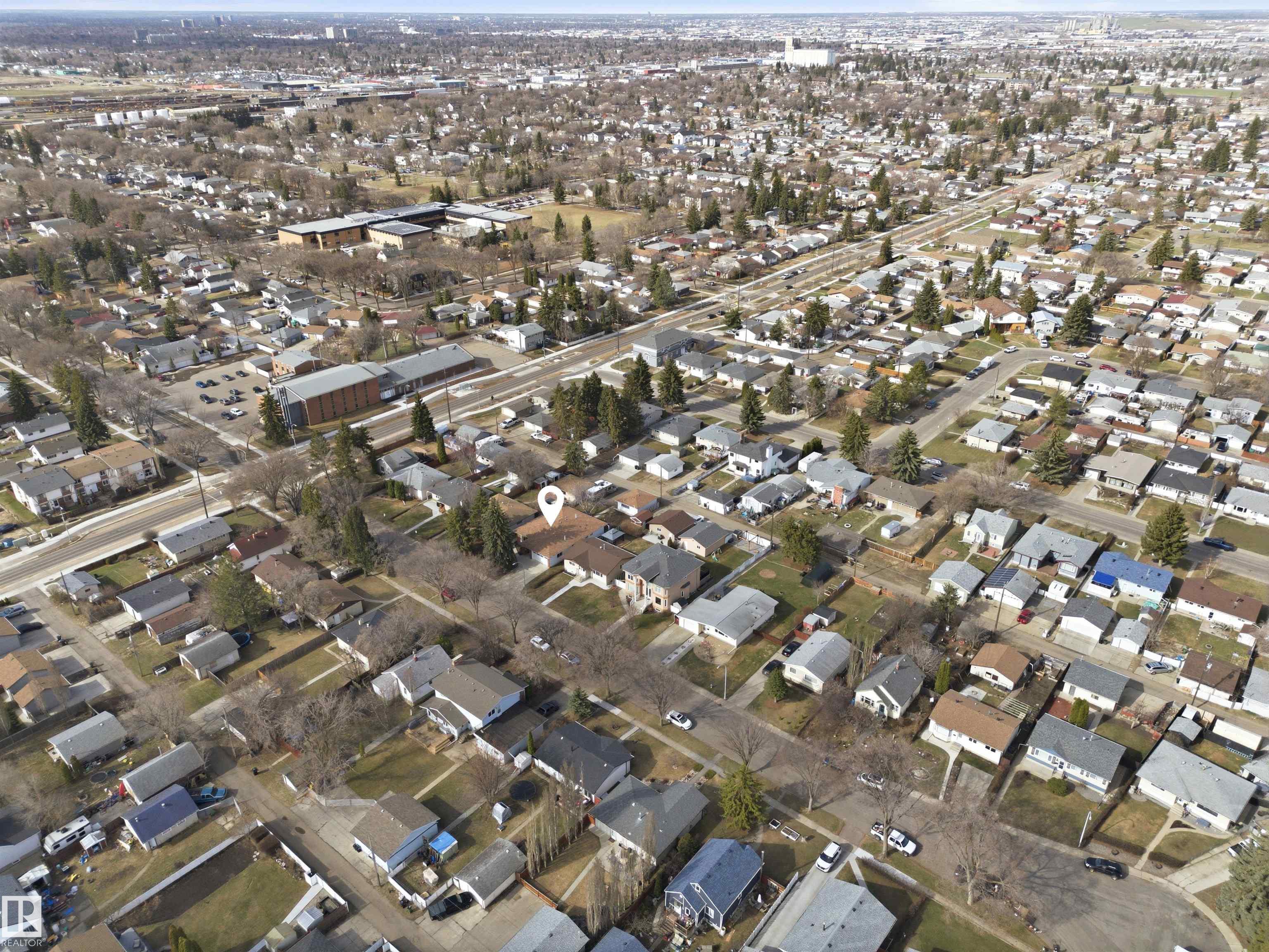 https://zimg.paragon.ice.com/ParagonImages/Property/PM/RAE/225399369/67/0/0/a3b49239e8c73eb5f74319793a3a0634/1/b62939aa7da765661161a87e11f15367/225399369-ec4f6a05-8e84-4b51-a2d9-e73561609765.JPG