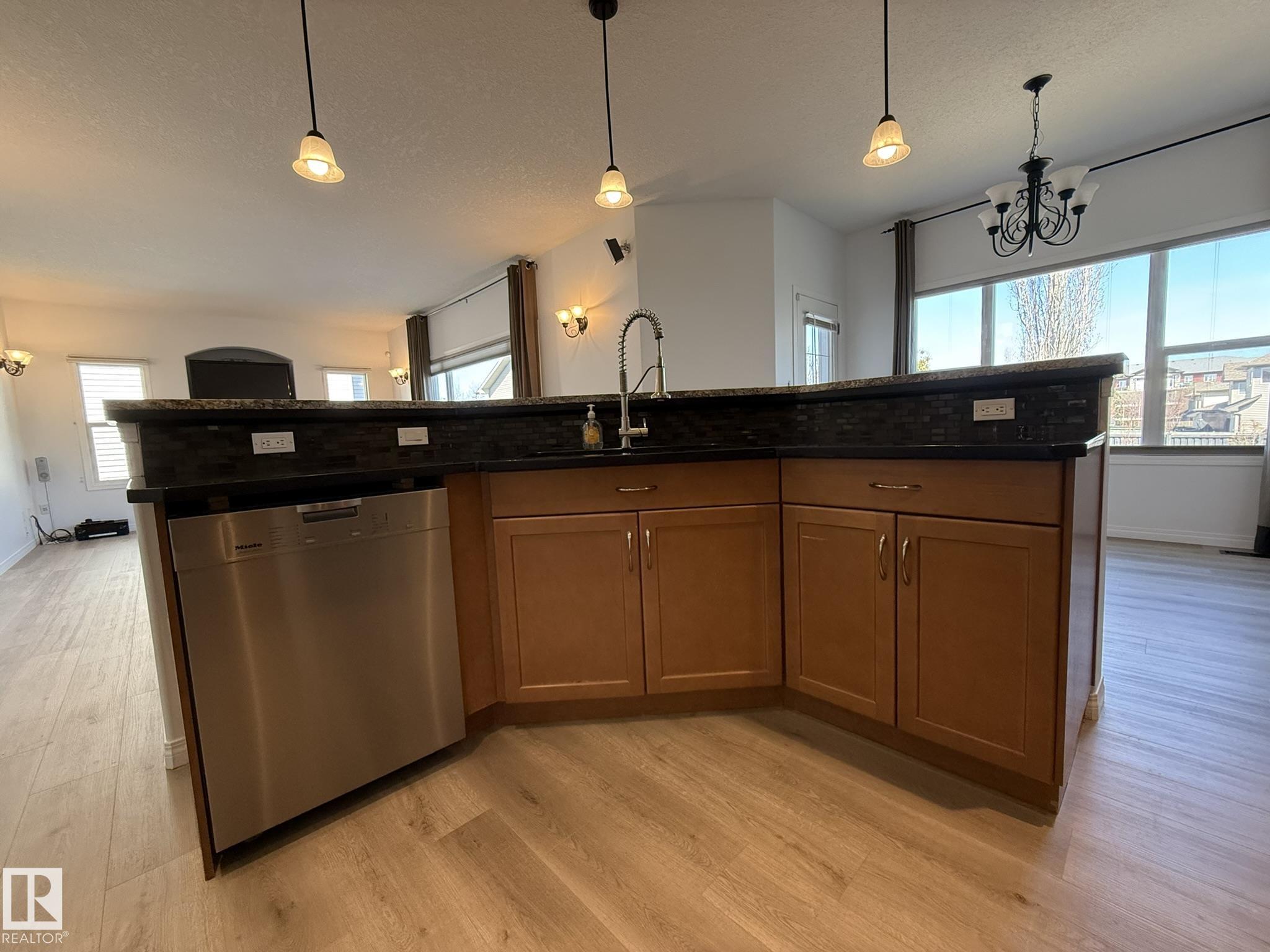 https://zimg.paragon.ice.com/ParagonImages/Property/PM/RAE/225399382/8/0/0/73c1b4ead38206aae29caa882dfc5bb4/1/6a36fcdab426d390d716e69af4fb1378/225399382-d1e759ae-f37c-46d3-b9f5-360750d34ef2.JPG