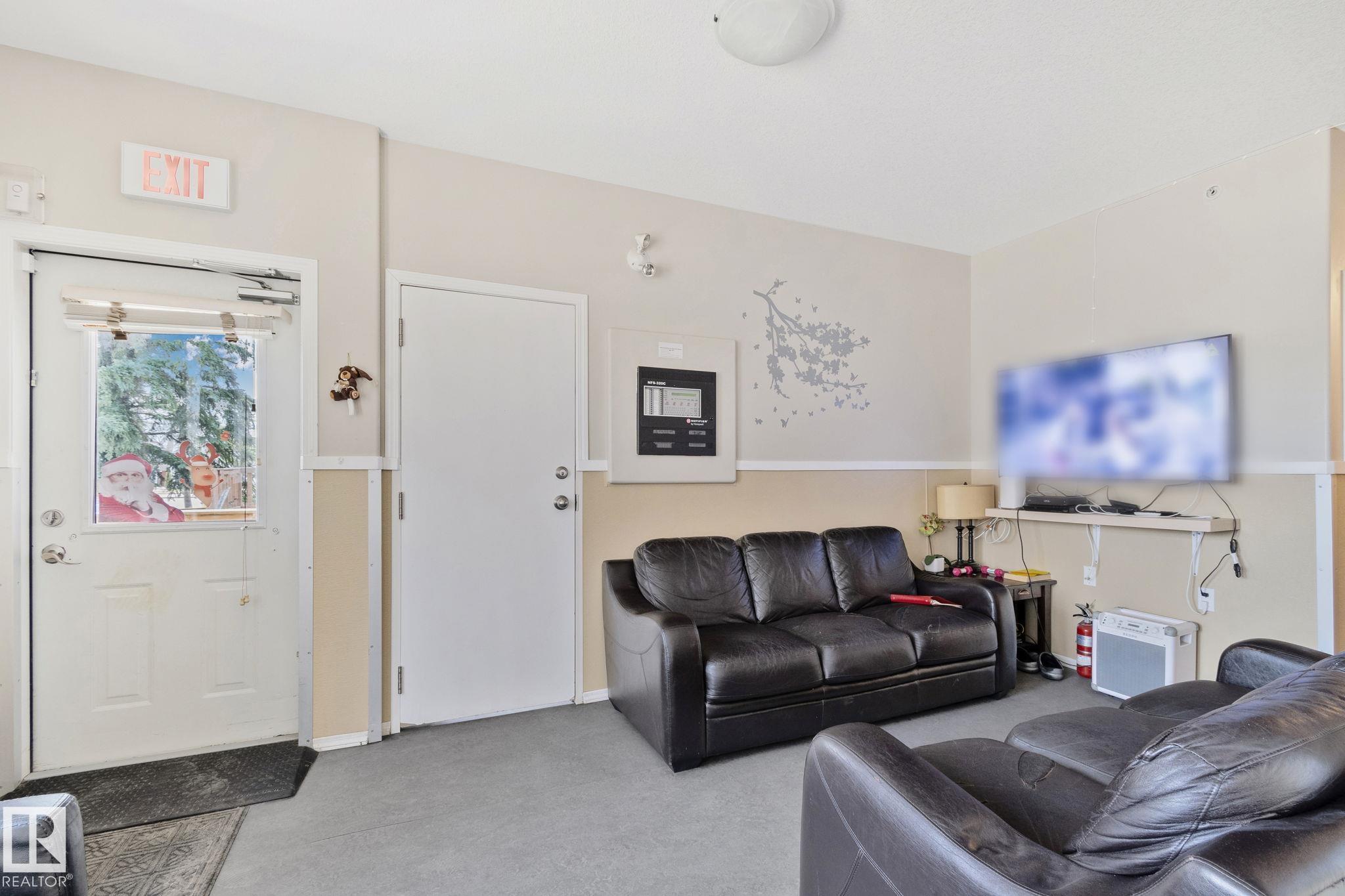 https://zimg.paragon.ice.com/ParagonImages/Property/PM/RAE/225399410/20/0/0/b2bfa1bfa6fc1c0fc1c1b42ece32ac00/1/f7eefd9bcf5856d0f9530fbe752379cc/225399410-61fe243b-8f7a-4125-815f-53e8b1e616e9.JPG