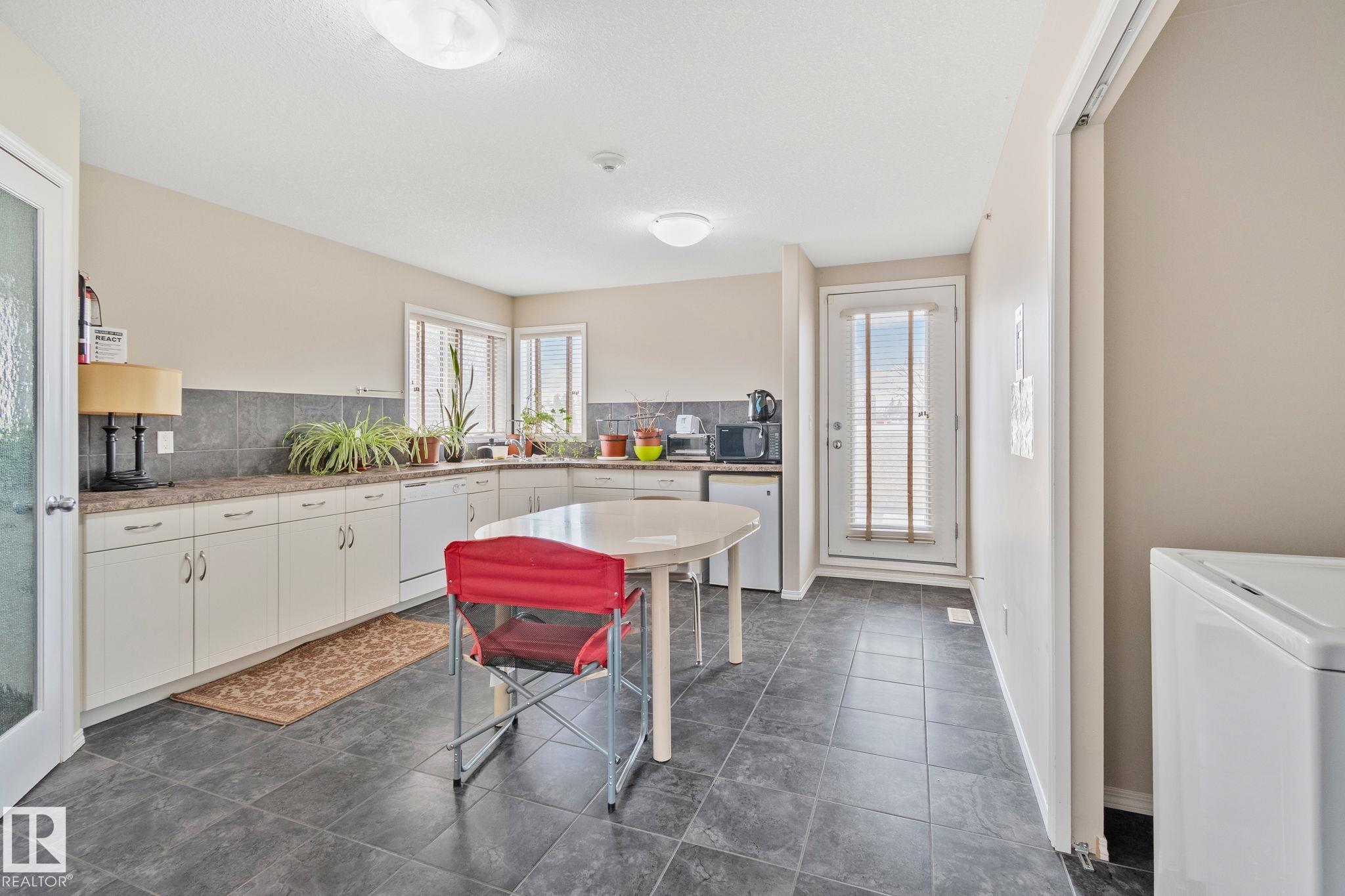 https://zimg.paragon.ice.com/ParagonImages/Property/PM/RAE/225399410/40/0/0/692c90bdaab66d7a81b3e07922bd9007/1/f7eefd9bcf5856d0f9530fbe752379cc/225399410-3198f5e0-9469-4f7b-a744-6e3dd7a2e399.JPG