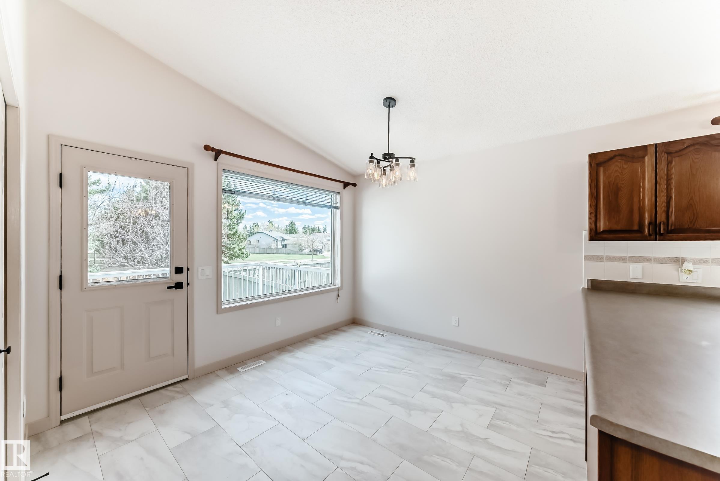 https://zimg.paragon.ice.com/ParagonImages/Property/PM/RAE/225399417/12/0/0/156f9d390f0cda0ee2435cbbfab70cd1/1/147ea2459a8ec79016b6fe00afc2474f/225399417-93a8a45b-79dc-40a0-9854-1e634416f182.JPG