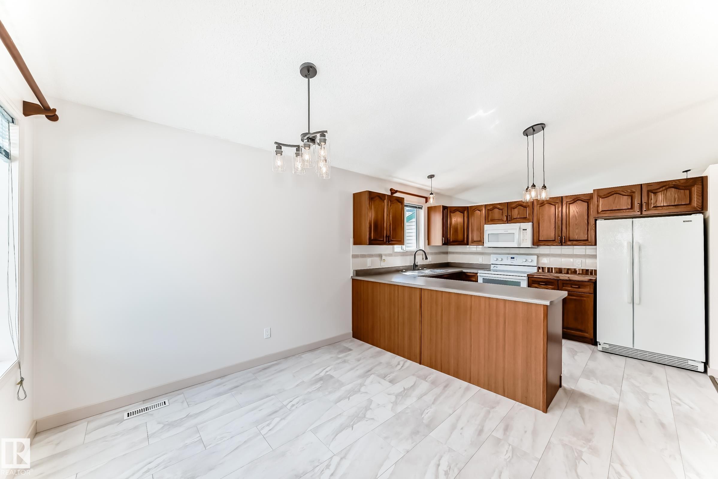 https://zimg.paragon.ice.com/ParagonImages/Property/PM/RAE/225399417/18/0/0/0b9aa264701de87ba7488bdf6e36cb54/1/147ea2459a8ec79016b6fe00afc2474f/225399417-295c8b08-a482-4800-baef-cab830a14410.JPG