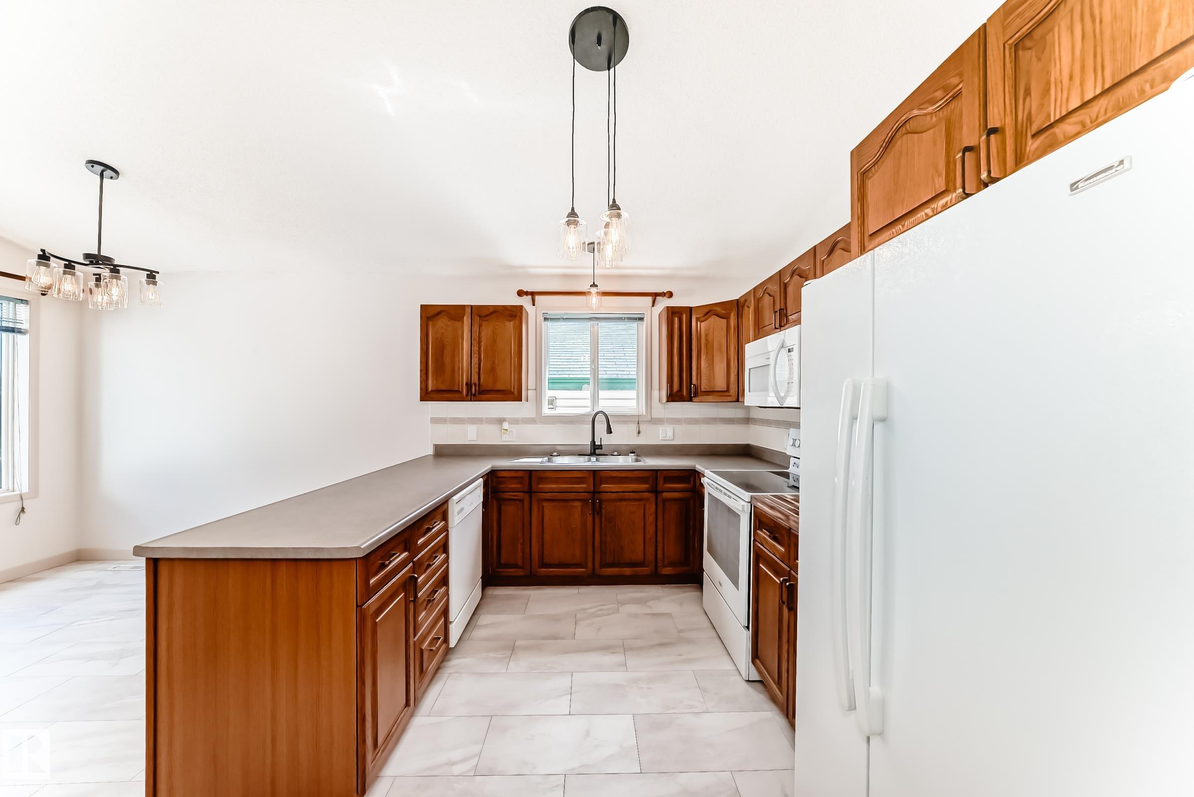https://zimg.paragon.ice.com/ParagonImages/Property/PM/RAE/225399417/7/0/0/dc42ecffe88b3a683f3d6780f6827474/1/147ea2459a8ec79016b6fe00afc2474f/225399417-64b257a2-385b-41ca-846f-e4b7d26e2ba0.JPG