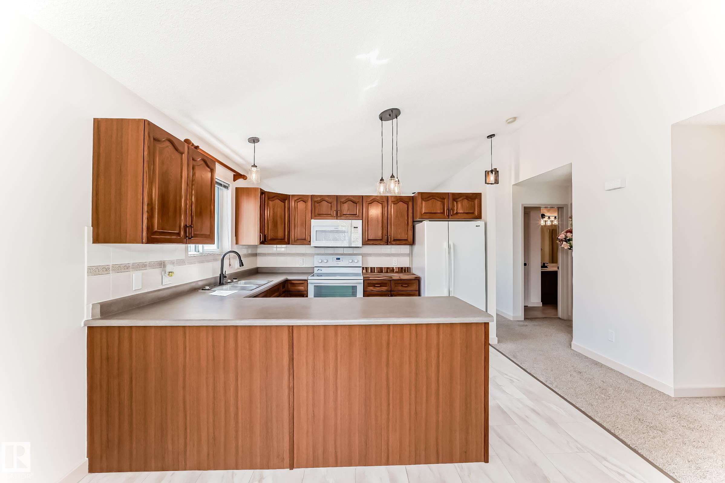 https://zimg.paragon.ice.com/ParagonImages/Property/PM/RAE/225399417/9/0/0/e3bb15764d58322652ee009135cb4b89/1/147ea2459a8ec79016b6fe00afc2474f/225399417-0fb86685-935b-4f17-8ad1-1663e943d5c0.JPG