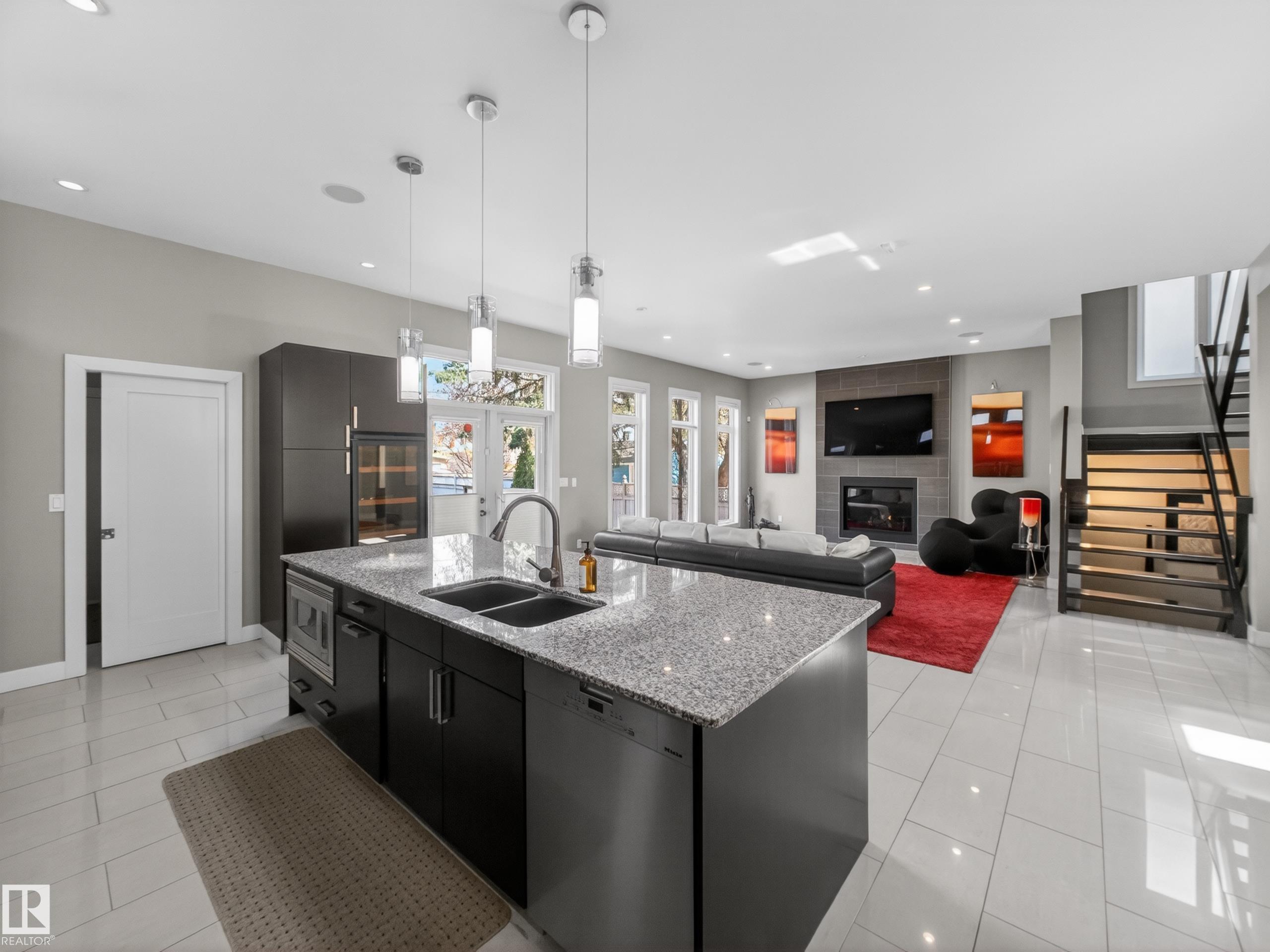 https://zimg.paragon.ice.com/ParagonImages/Property/PM/RAE/225399421/14/0/0/02557cdeb262559c6ef76cdf150765fd/1/913b9065f804c3a3861776c4304e18a5/225399421-1f0b886d-3fdc-440a-897b-02b80ce948b4.JPG