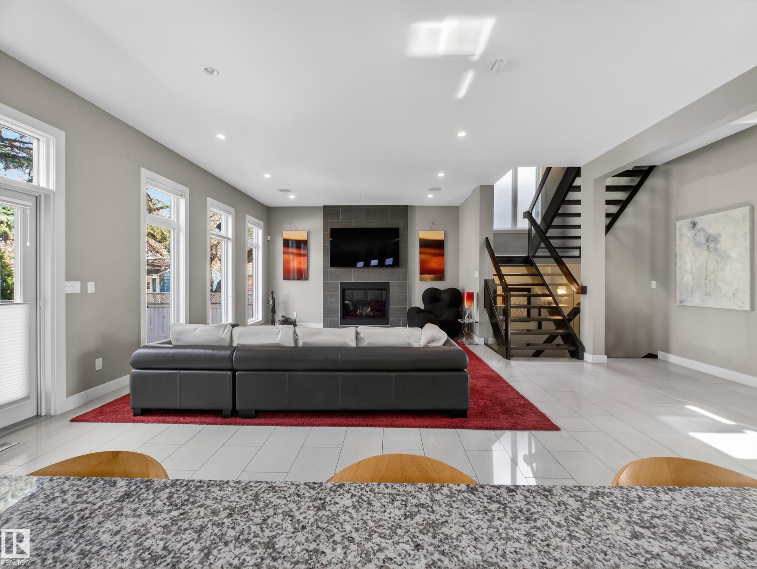 https://zimg.paragon.ice.com/ParagonImages/Property/PM/RAE/225399421/15/0/0/57441095b28c35636afb58bec9cd6960/1/913b9065f804c3a3861776c4304e18a5/225399421-75c9b944-7766-4148-9c74-d8f67c8d42f4.JPG
