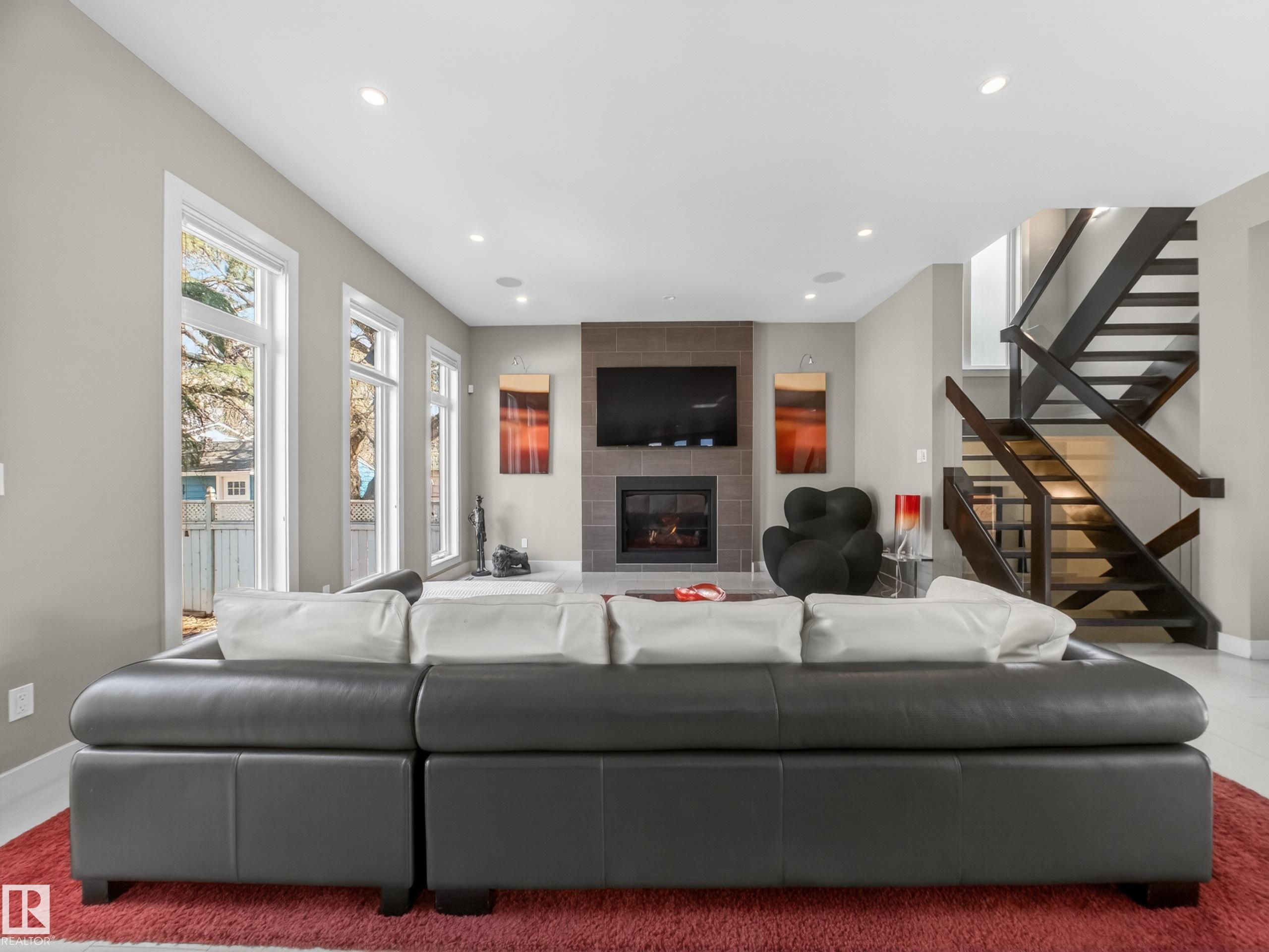 https://zimg.paragon.ice.com/ParagonImages/Property/PM/RAE/225399421/21/0/0/8e368f825604b9c9893de8b58f189bdf/1/913b9065f804c3a3861776c4304e18a5/225399421-042a6050-2b46-4bbc-b381-82720eabe887.JPG