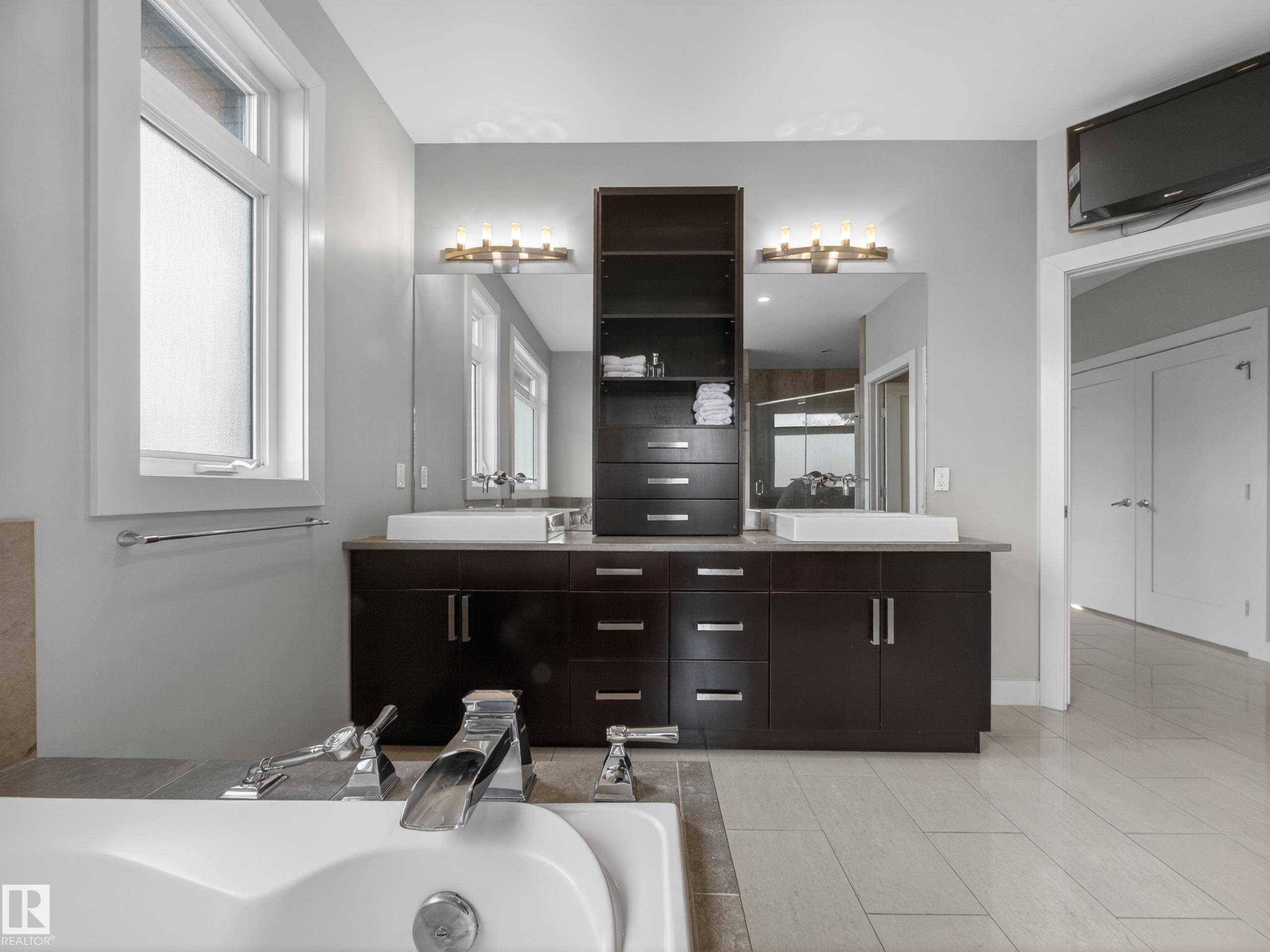 https://zimg.paragon.ice.com/ParagonImages/Property/PM/RAE/225399421/36/0/0/a76b78be6fffd5ac9e1dde0ce977eb87/1/913b9065f804c3a3861776c4304e18a5/225399421-ea894cf9-b438-4ccf-9c7b-0e3a879e1a23.JPG