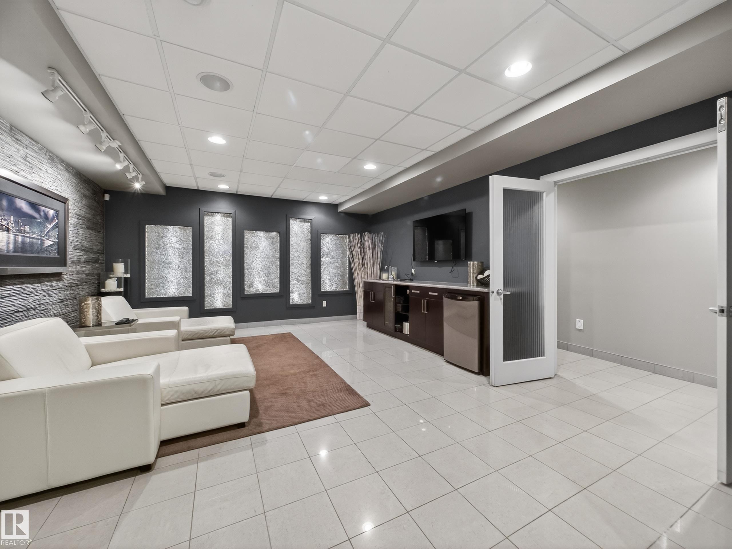 https://zimg.paragon.ice.com/ParagonImages/Property/PM/RAE/225399421/47/0/0/e4e971a9d1c173dd6552e9d0cd48a07d/1/913b9065f804c3a3861776c4304e18a5/225399421-cb7f9990-ee2b-4e25-b9d1-75934c803145.JPG
