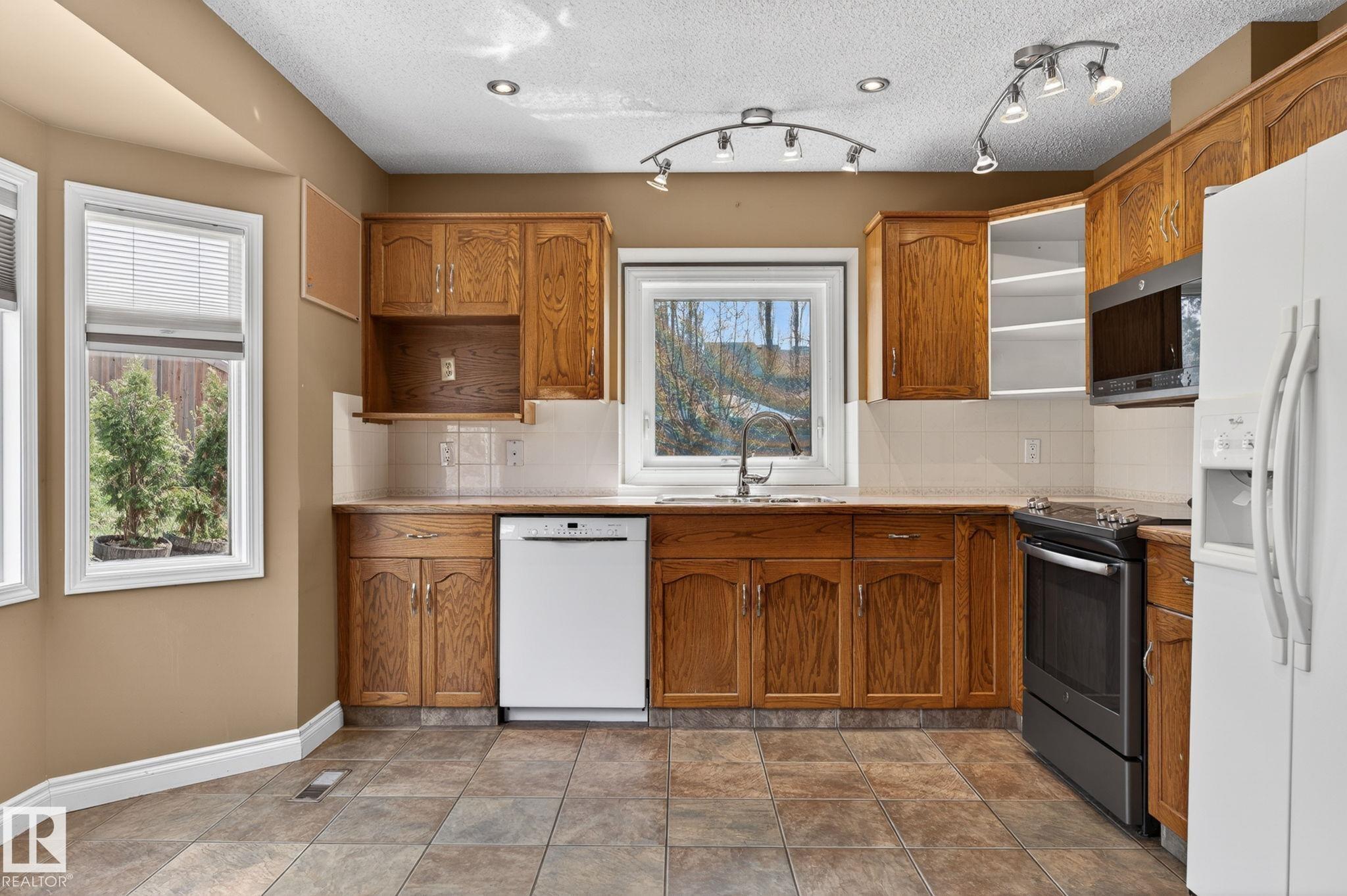 Photo 12 at 4 Dorset Place, Deer Ridge, St. Albert