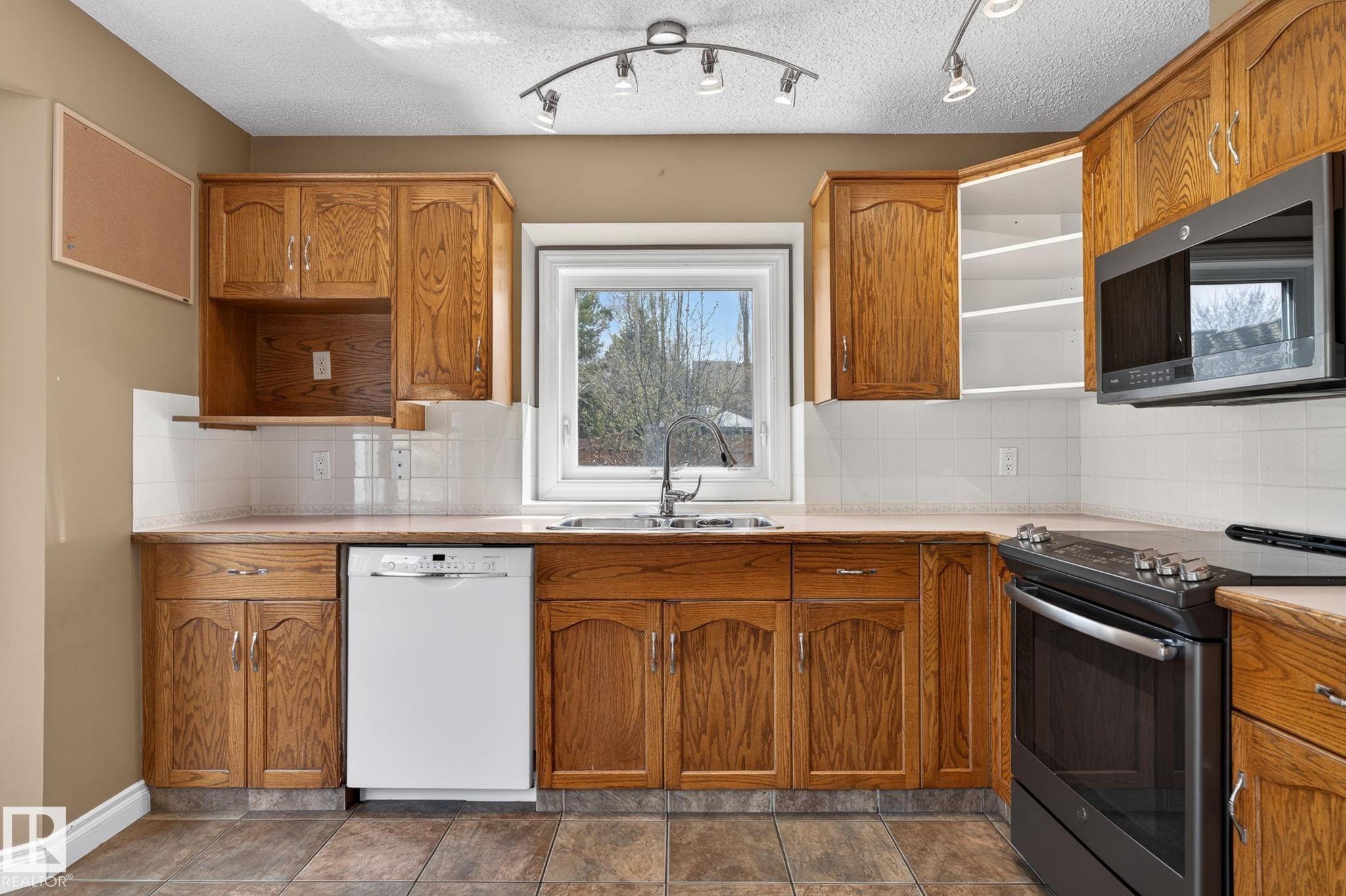Photo 13 at 4 Dorset Place, Deer Ridge, St. Albert