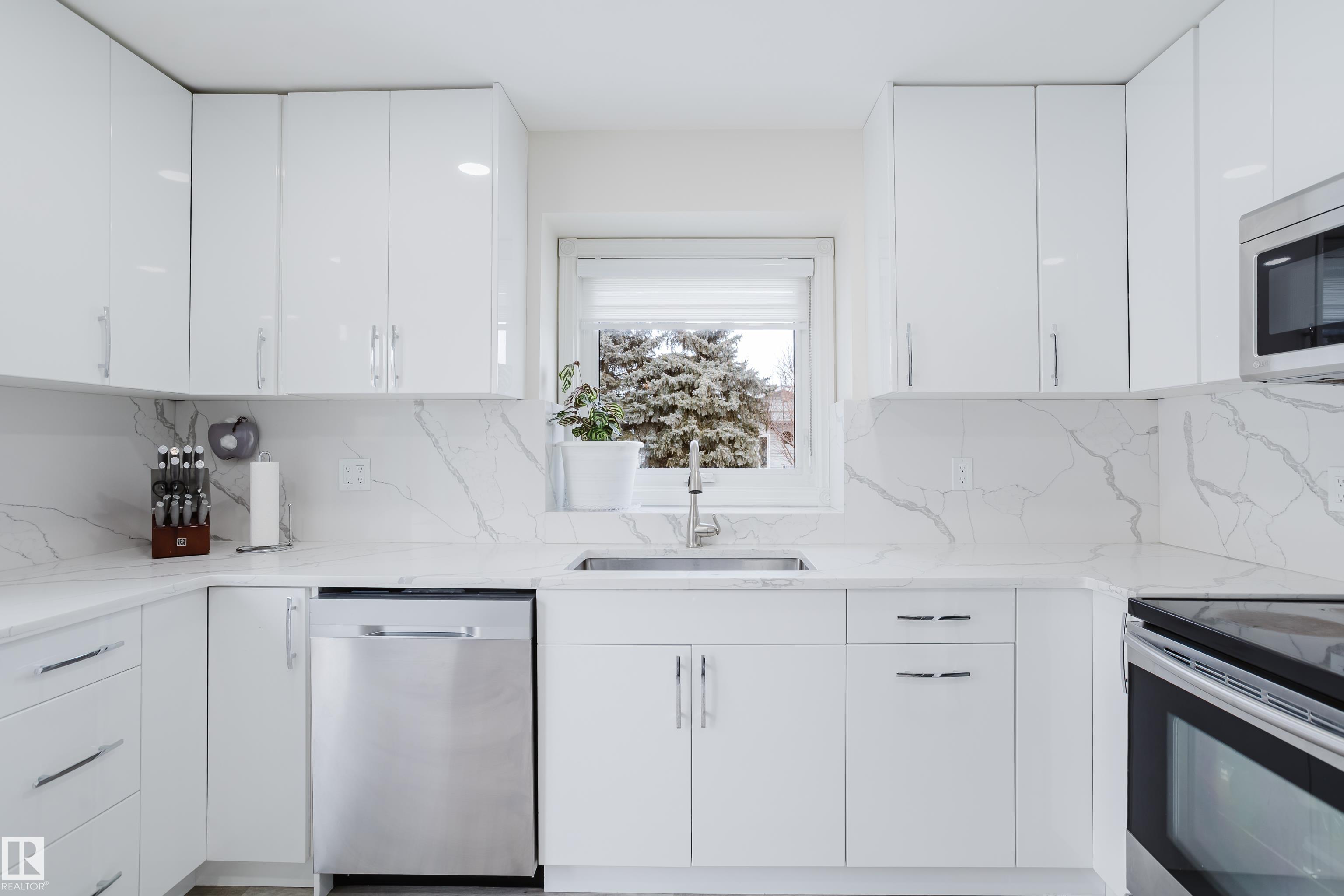 Photo 17 at 236 Lago Lindo Crescent NW, Lago Lindo, Edmonton