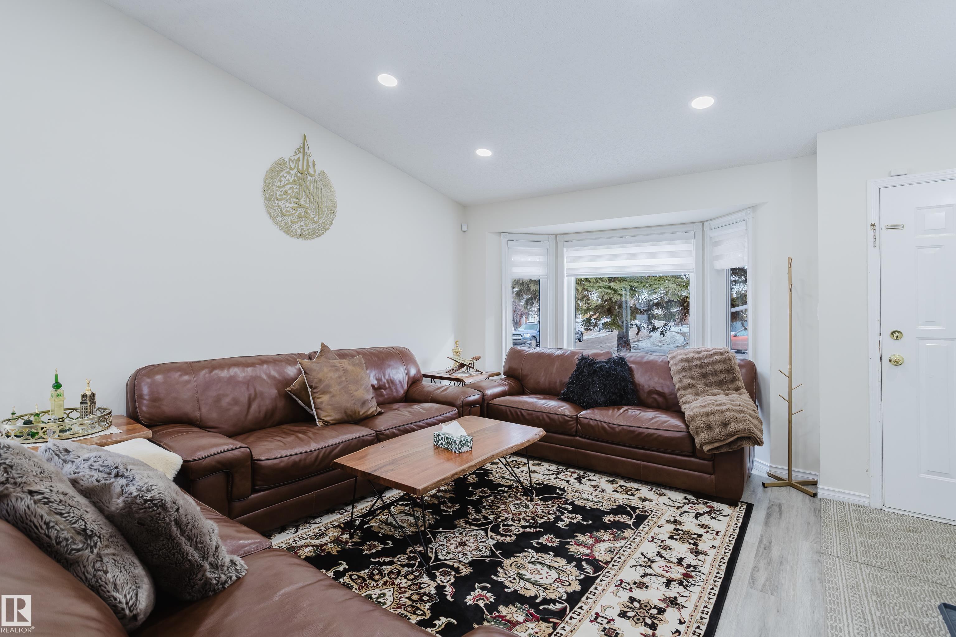 Photo 9 at 236 Lago Lindo Crescent NW, Lago Lindo, Edmonton