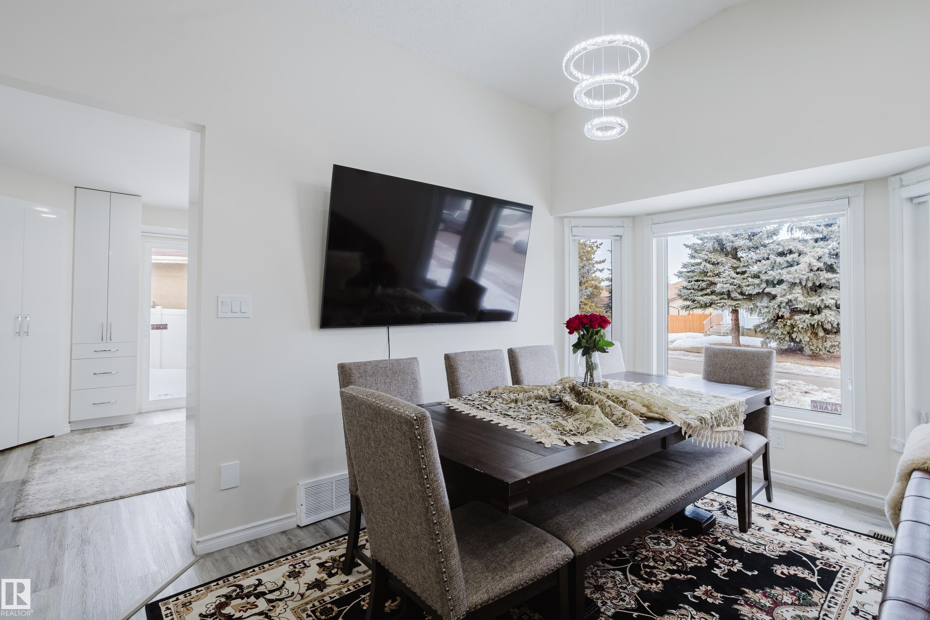 Photo 10 at 236 Lago Lindo Crescent NW, Lago Lindo, Edmonton