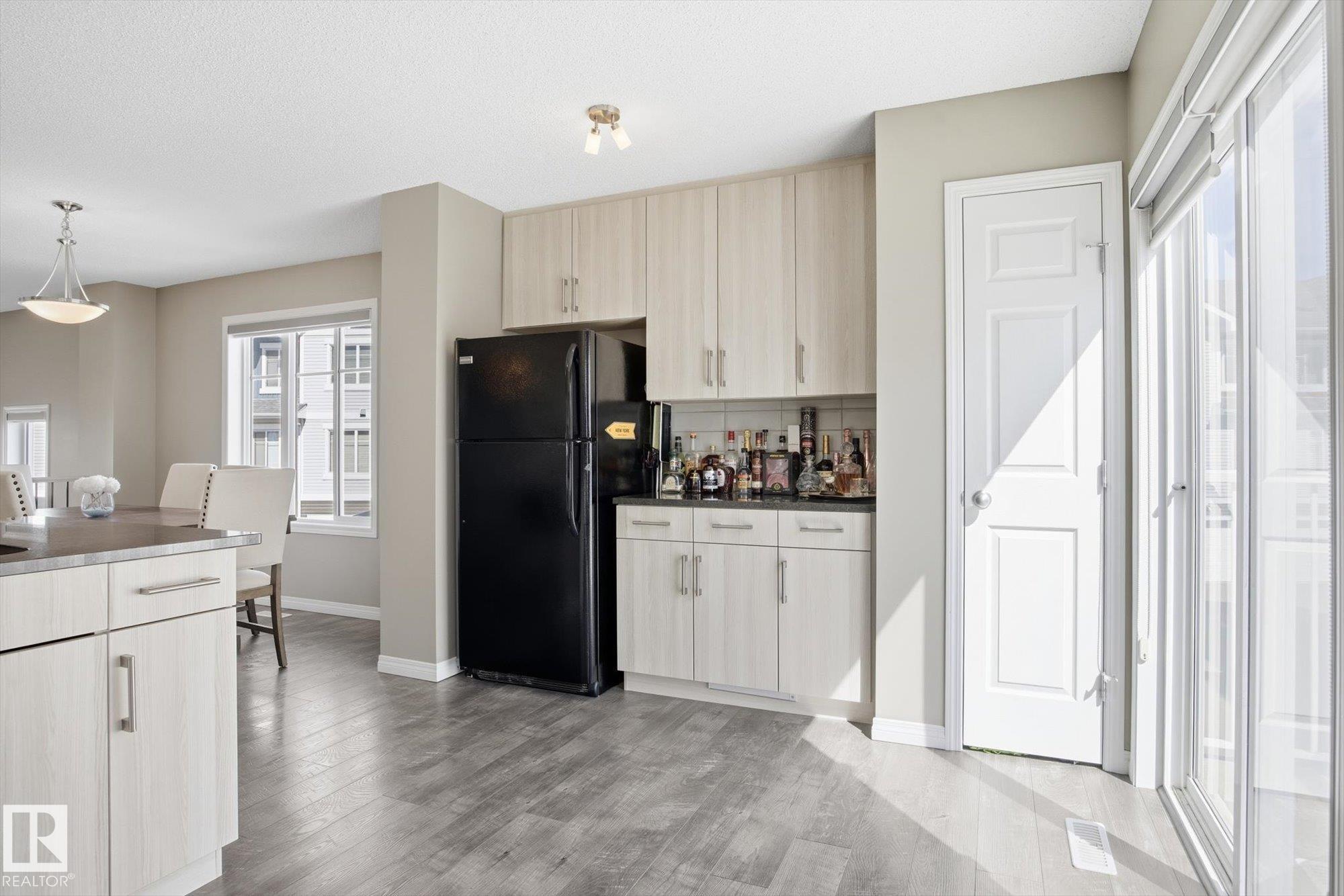 https://zimg.paragon.ice.com/ParagonImages/Property/PM/RAE/225399446/13/0/0/8a2be2f4d1320f650fe2842e9448983e/1/5e5258aab98f024b87e05814e687d8f3/225399446-1027c492-dce5-40b8-a662-805b9543c48e.JPG
