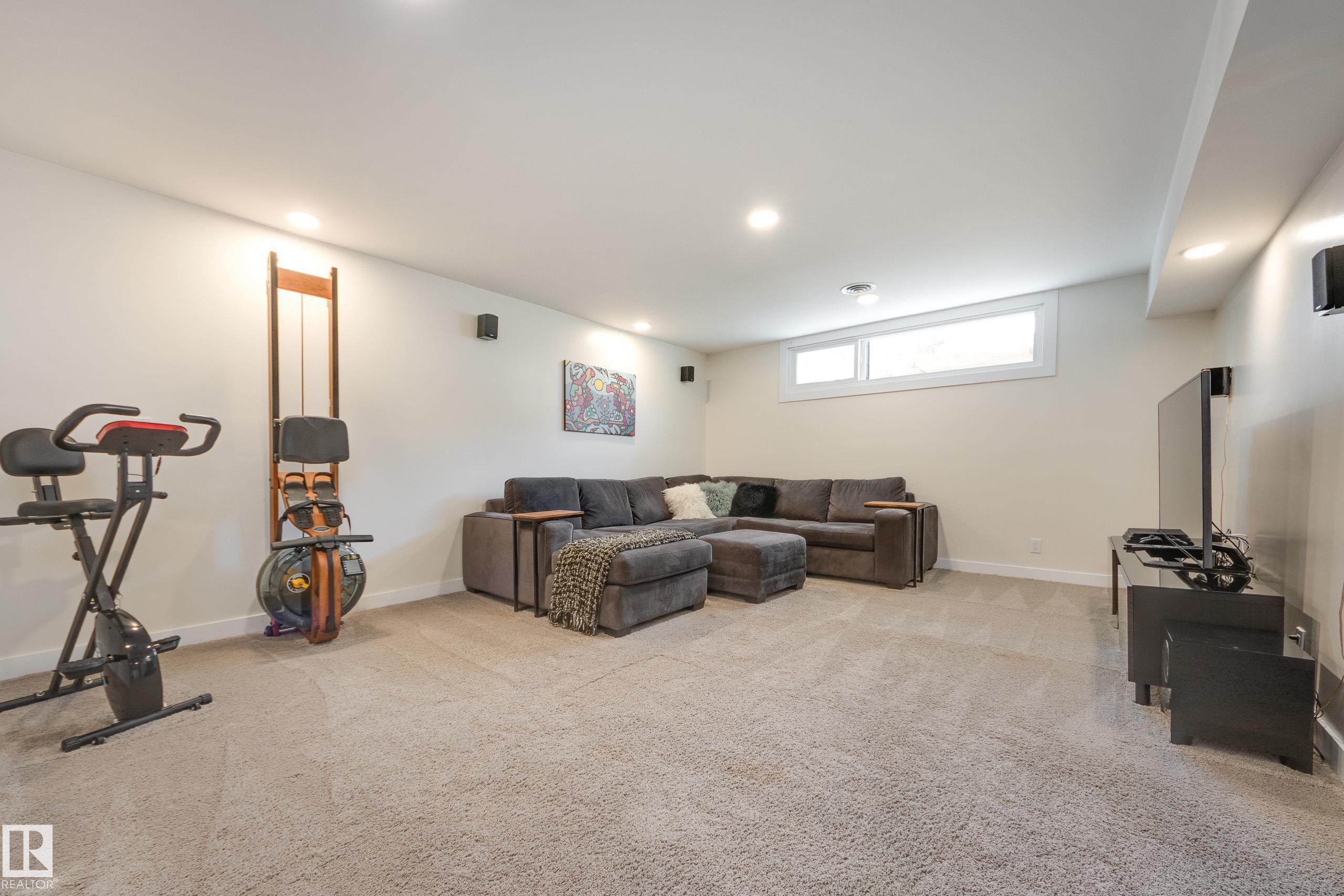 https://zimg.paragon.ice.com/ParagonImages/Property/PM/RAE/225399452/30/0/0/3aa6ebebb0b3dff264a89cd69842d72e/1/c584d0d6c80a954d9f0aa7608a9c62f2/225399452-700285e9-ff28-44a6-9985-c64bf6dd395b.JPG