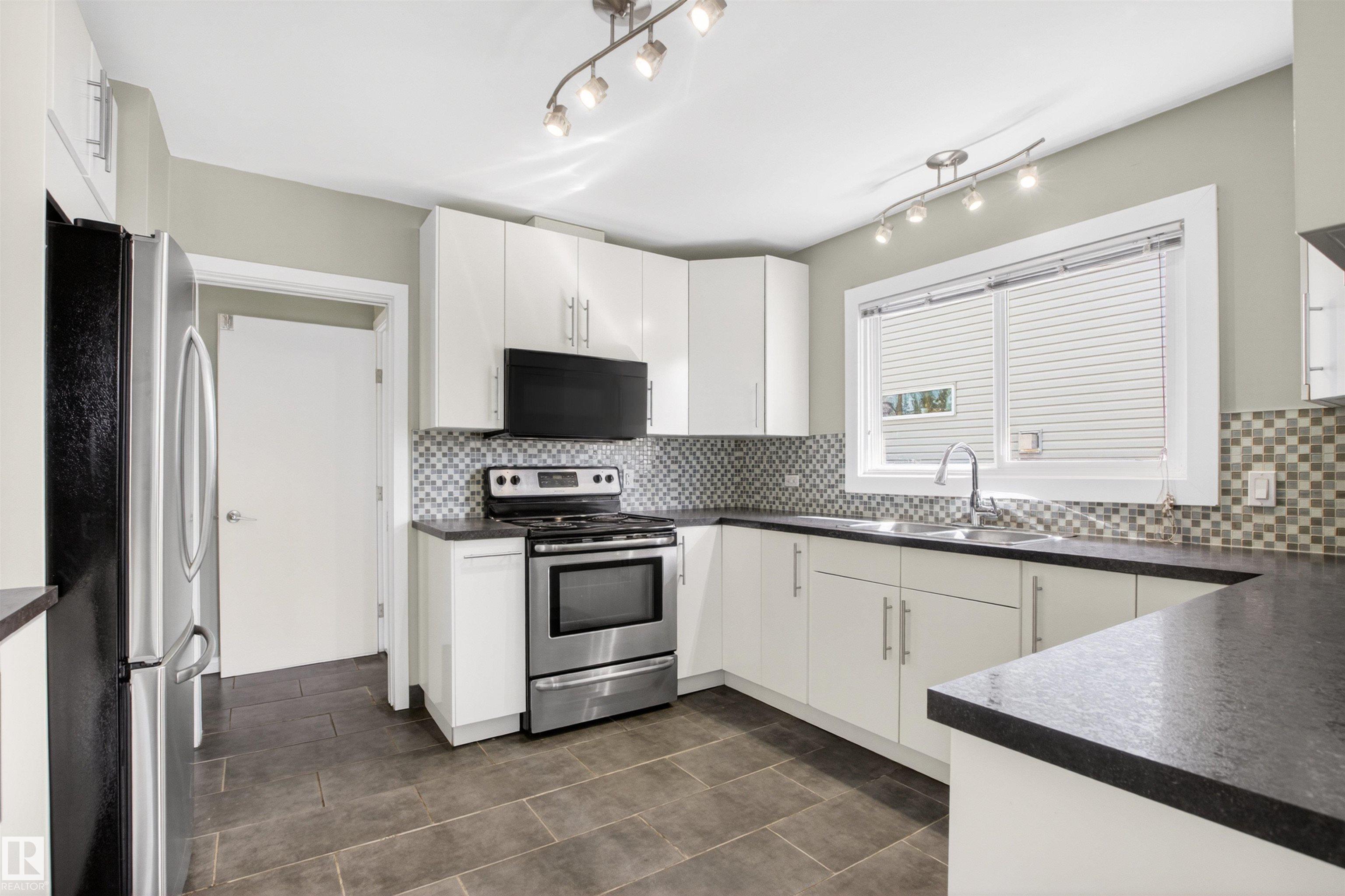 Photo 11 at 14232 95 Avenue NW, Crestwood, Edmonton