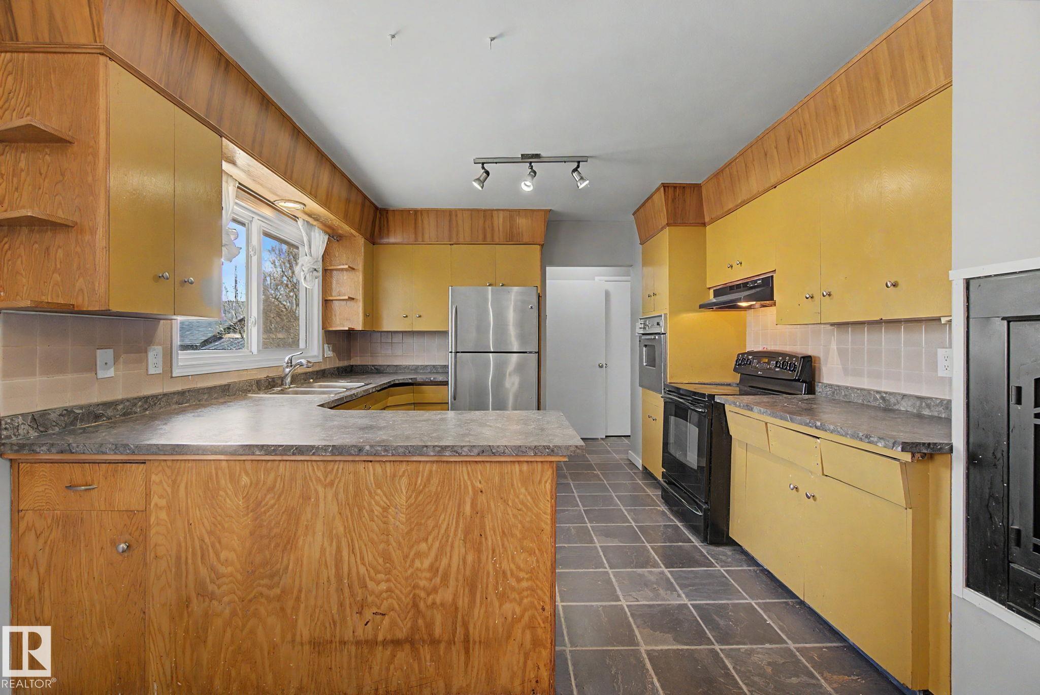 https://zimg.paragon.ice.com/ParagonImages/Property/PM/RAE/225399458/11/0/0/cc726c72b59e696123659450c2185338/1/50c6a0370d6f7b3c4c6da9b522076f5c/225399458-a8ad2a34-55a9-4995-8185-5ce6d45cacdb.JPG