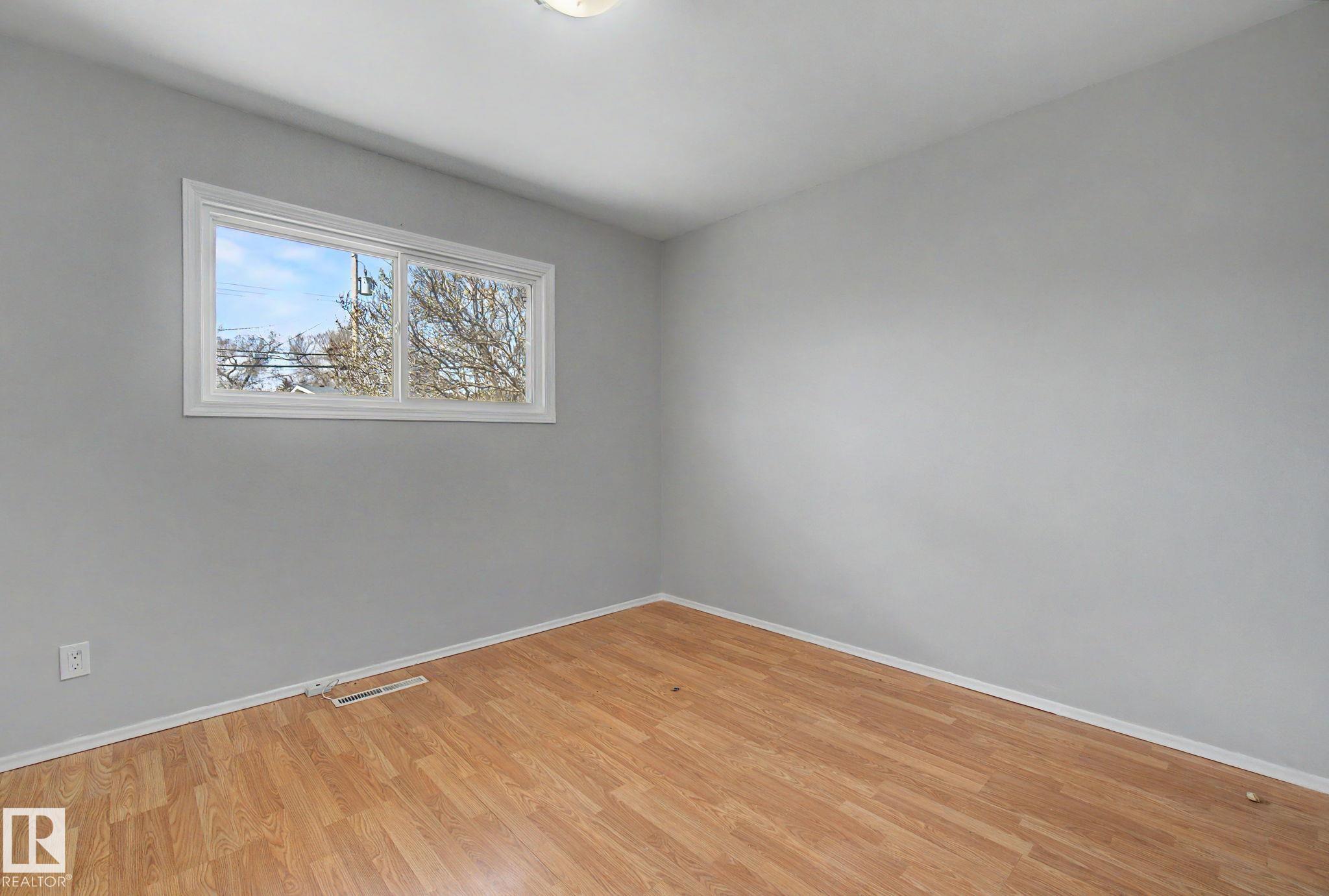https://zimg.paragon.ice.com/ParagonImages/Property/PM/RAE/225399458/15/0/0/9b2089cb44bd7748d236151e576daa98/1/50c6a0370d6f7b3c4c6da9b522076f5c/225399458-fcfbe72d-3cb2-43ad-adc1-35689570ab13.JPG