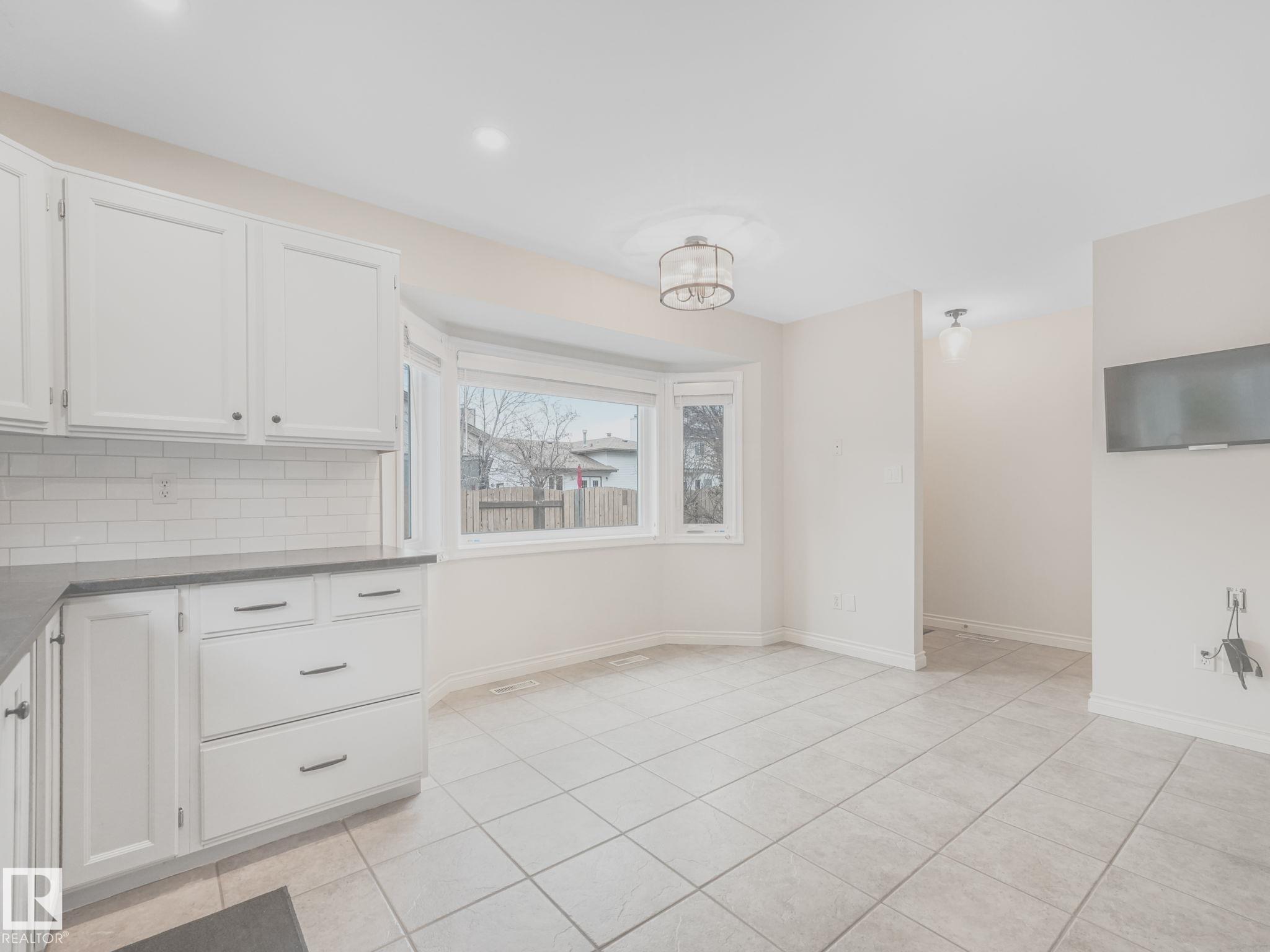 https://zimg.paragon.ice.com/ParagonImages/Property/PM/RAE/225399473/13/0/0/7d58e2201b8ba1a95c8213cafec012ec/1/2981fd69443a07c87f9a8450b1030050/225399473-1e8a5d56-e862-449f-8397-428a3e43ea20.JPG