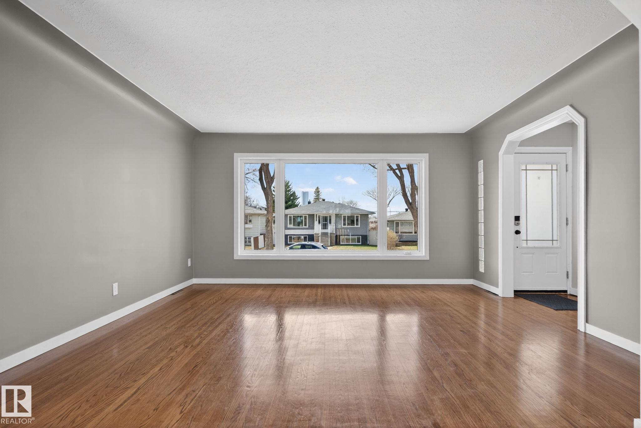 Photo 17 at 10409 83 Street NW, Forest Heights, Edmonton
