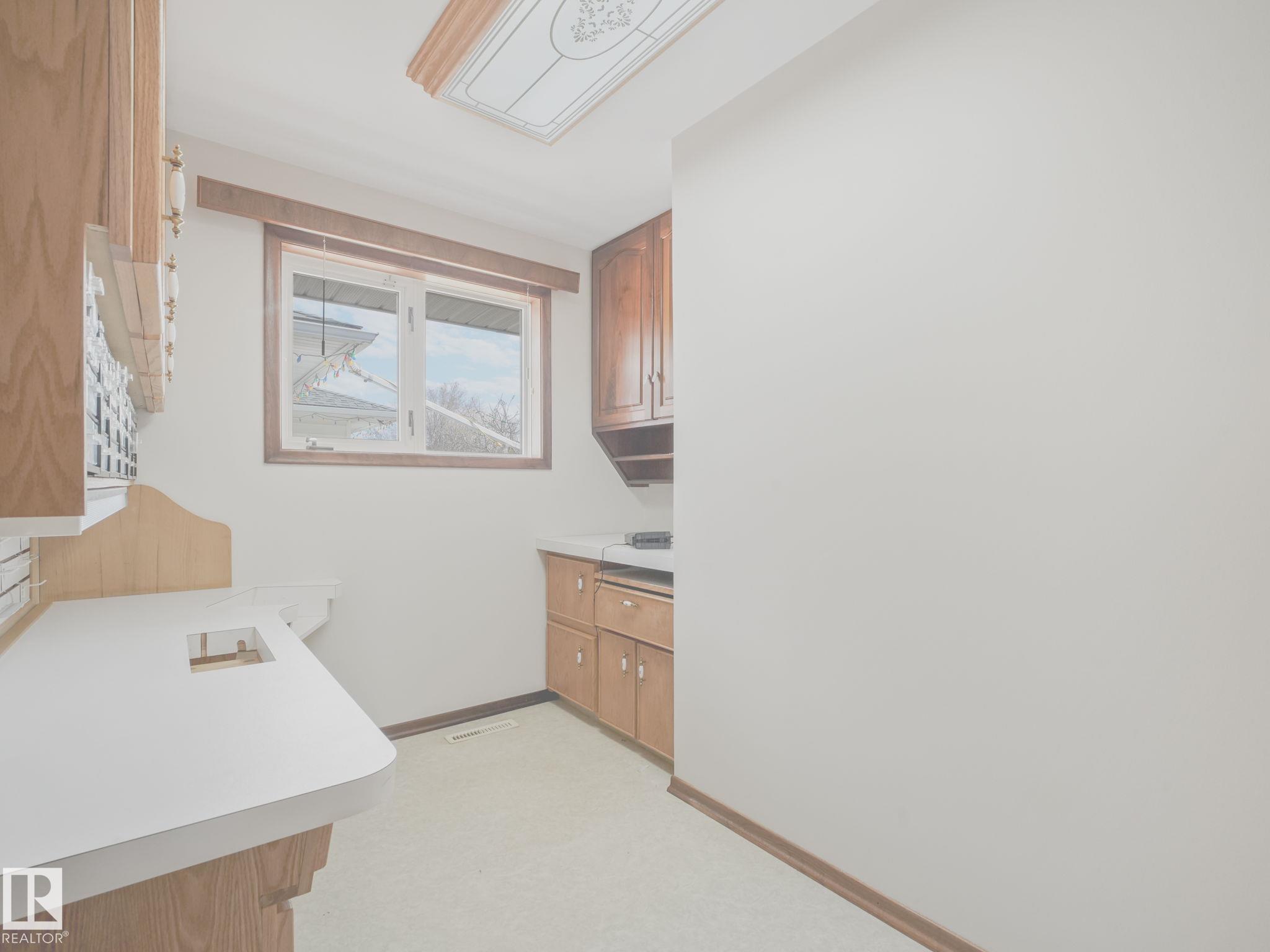https://zimg.paragon.ice.com/ParagonImages/Property/PM/RAE/225399508/18/0/0/055be178cae0c6aae0295955f6594958/1/ec368a5e2874f4727107ea0137f9b54f/225399508-70e6beca-c9dc-480f-9629-cffdb7d6cc67.JPG